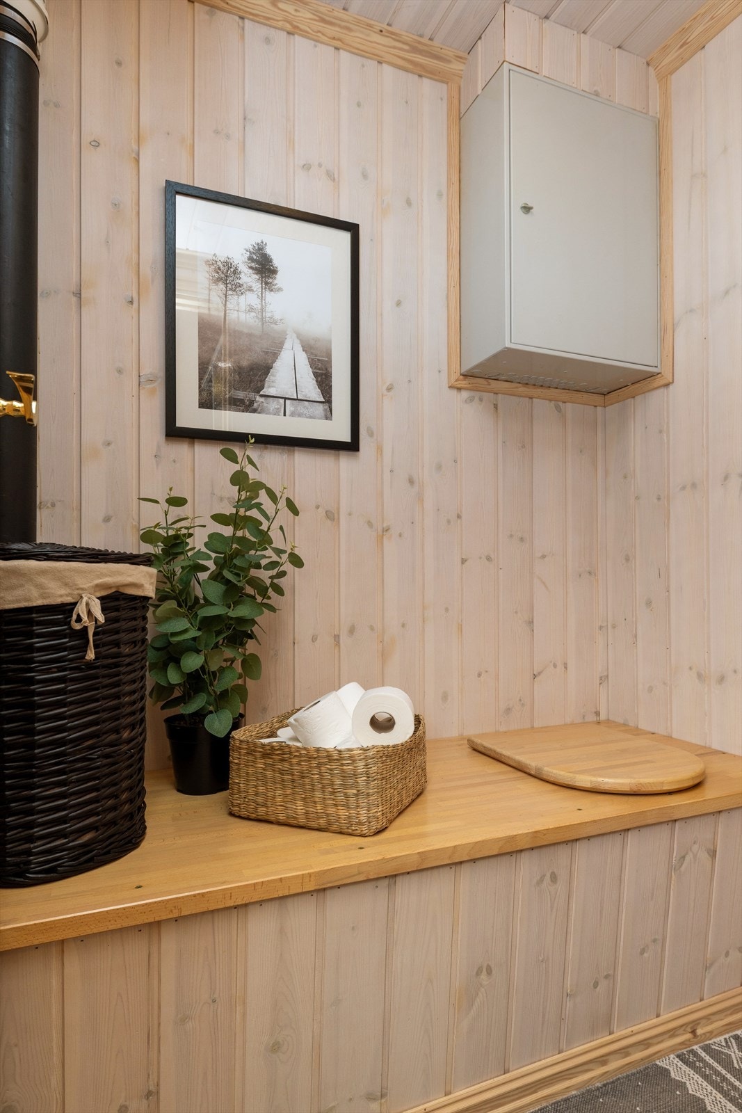 Toalettrom har en enkel toalettløsning med et større kammer som må tømmes med jevne mellomrom. Galleribilde