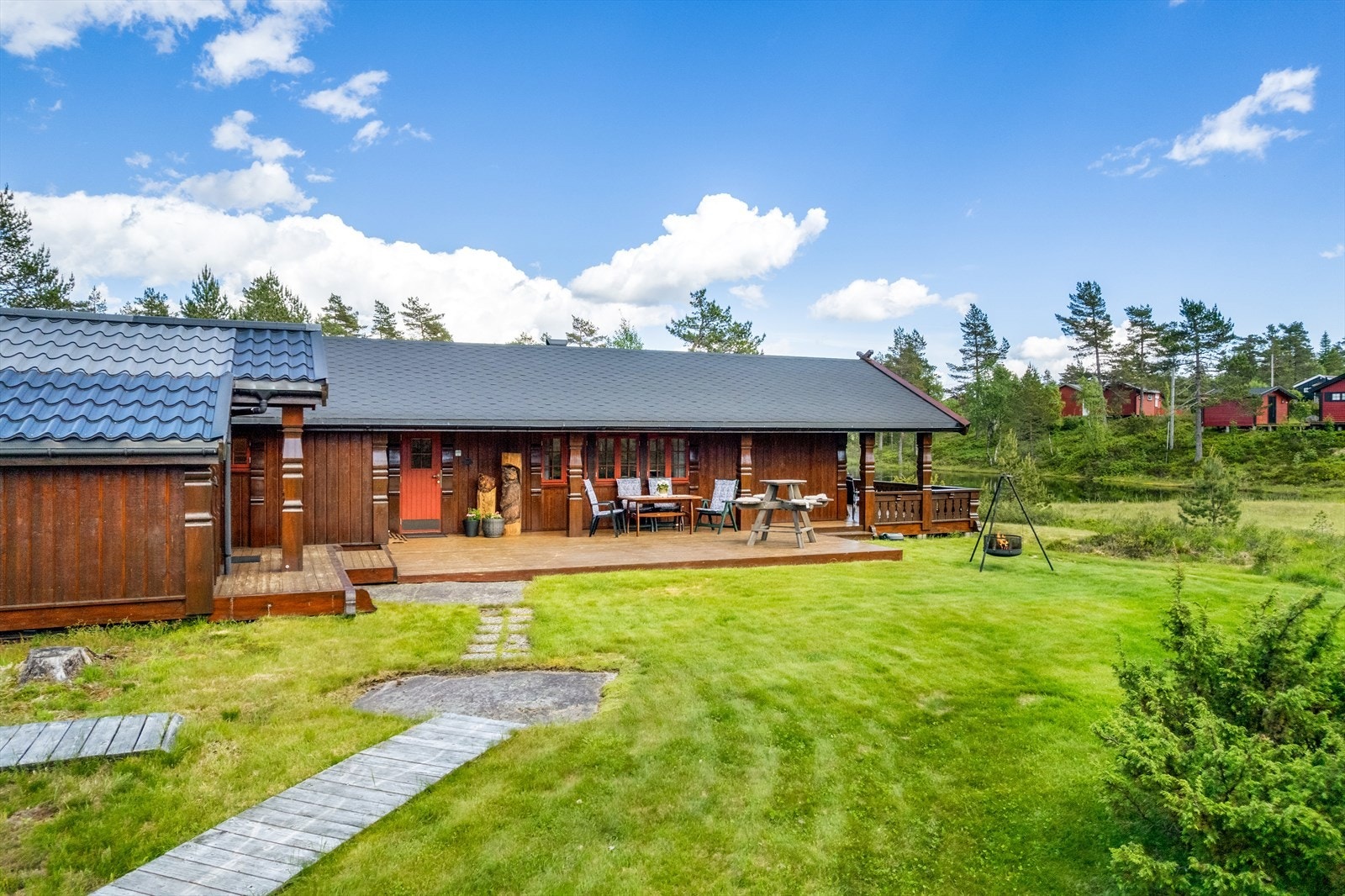 Flat naturtomt som er pent opparbeidet med plen. Galleribilde