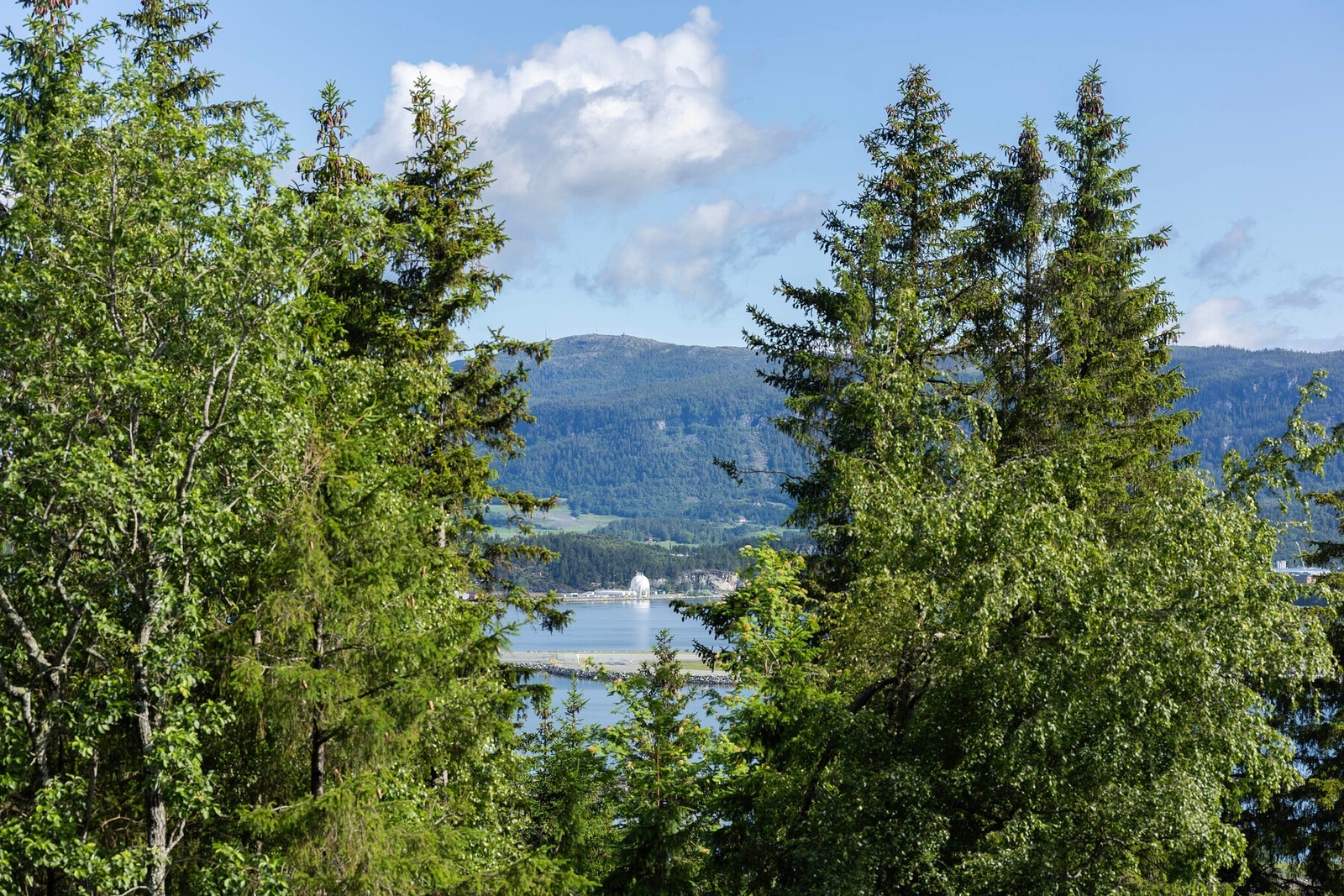 Fra eiendommen er det utsyn mot fjord og omkringliggende fjellandskap. Galleribilde