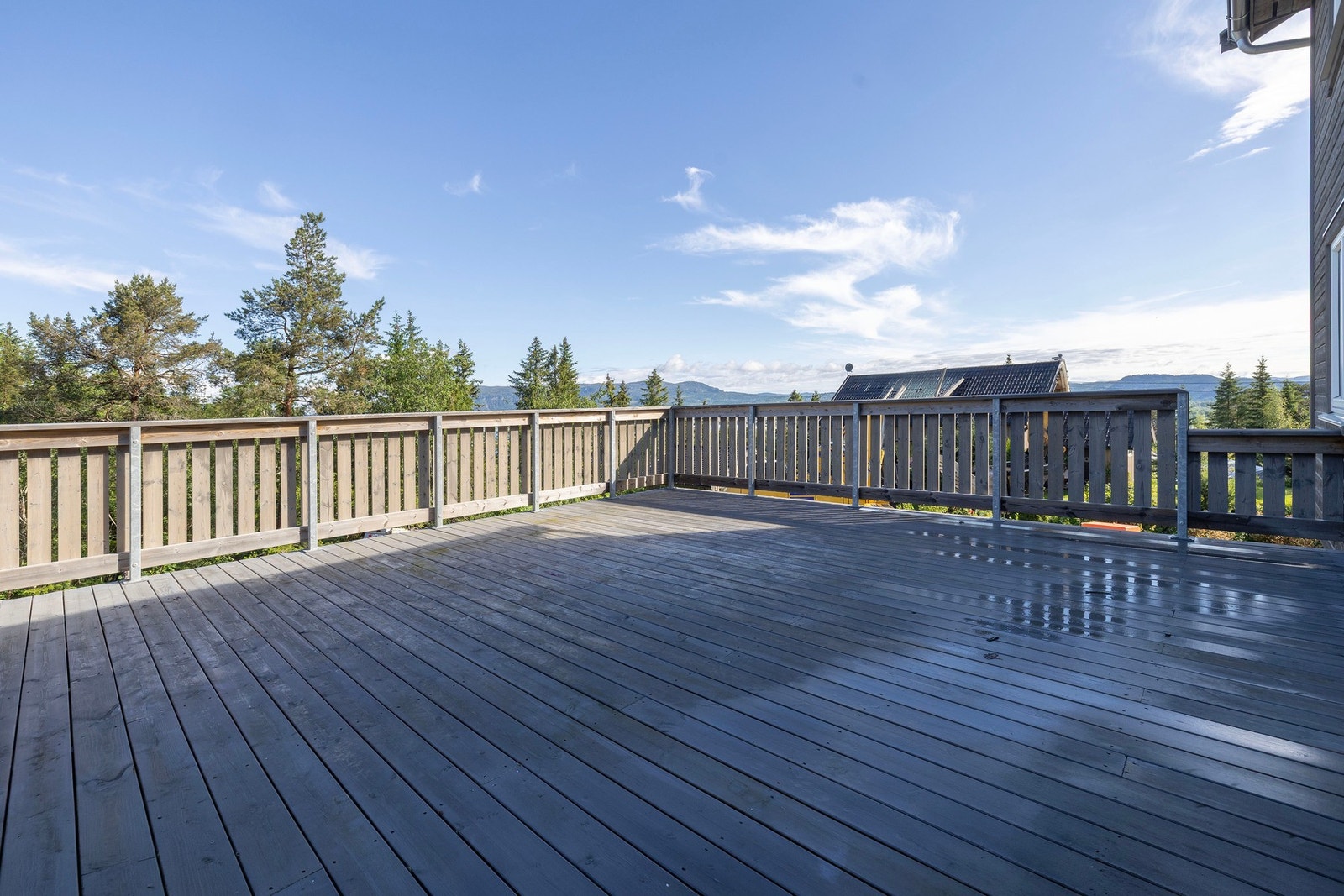 Terrassen byr på flotte solforhold og utsyn mot skogen. Galleribilde