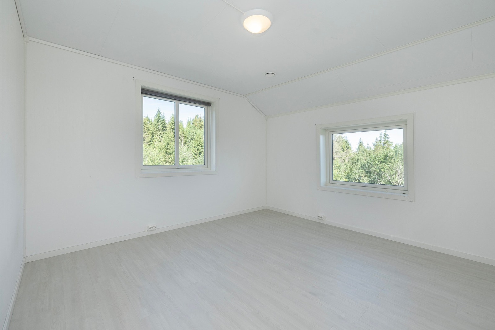 Stort soverom med flott utsyn og gode lysforhold. Galleribilde