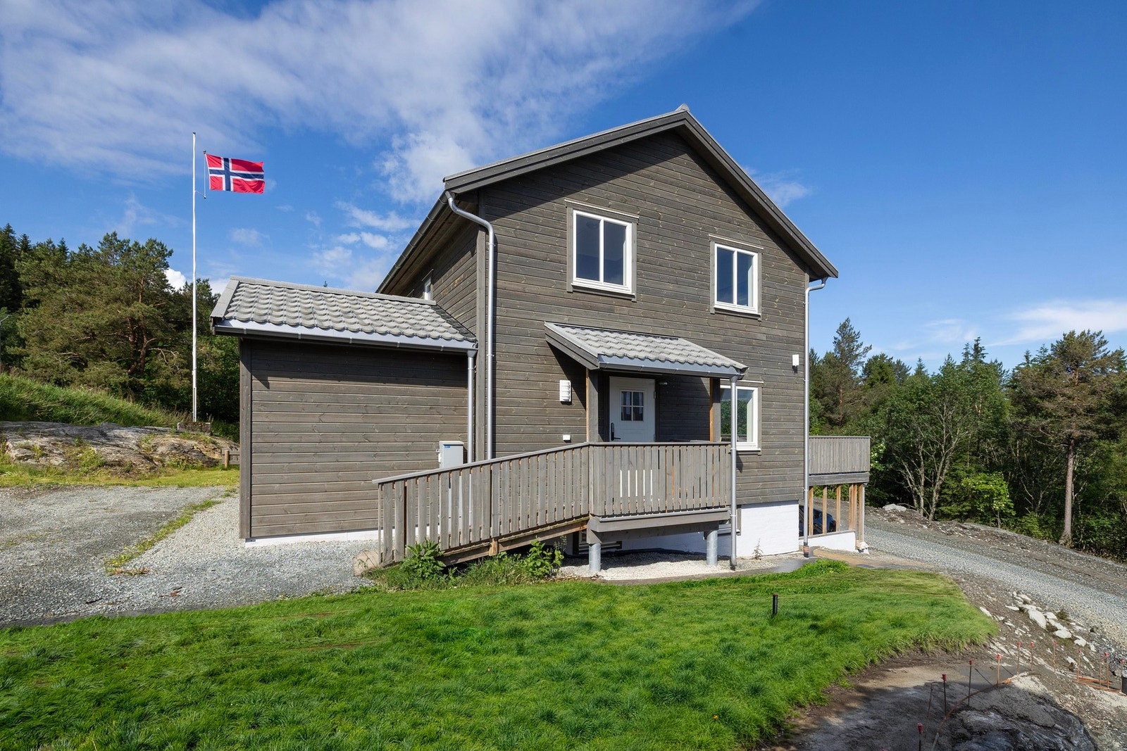 Velholdt enebolig med attraktiv beliggenhet og gode solforhold. Galleribilde