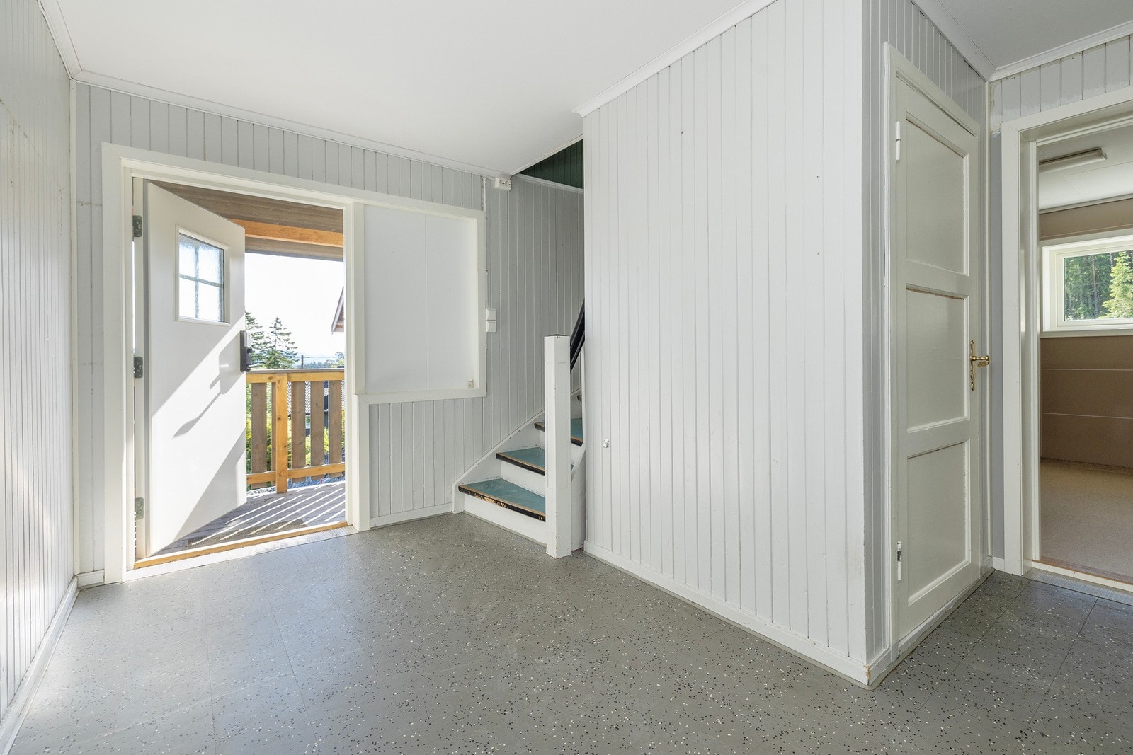 Innbydende entré med god plass til oppbevaring og praktisk adkomst til boligens etasjer. Galleribilde
