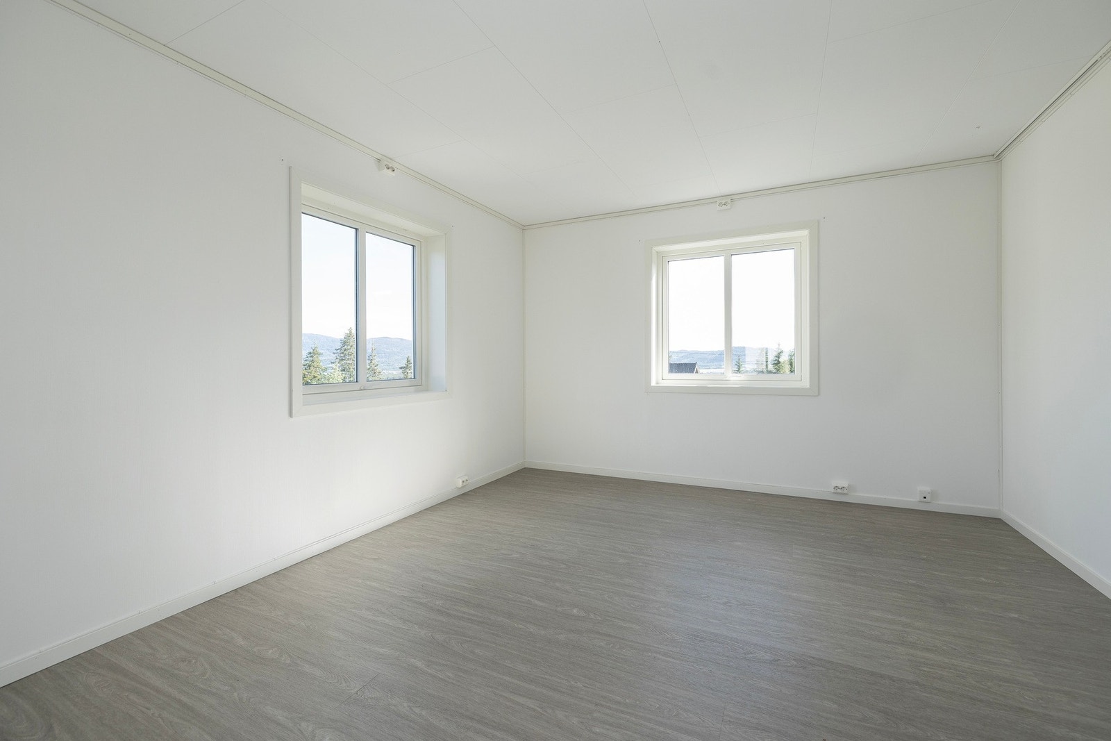 Stort soverom med flott utsyn og gode lysforhold. Galleribilde