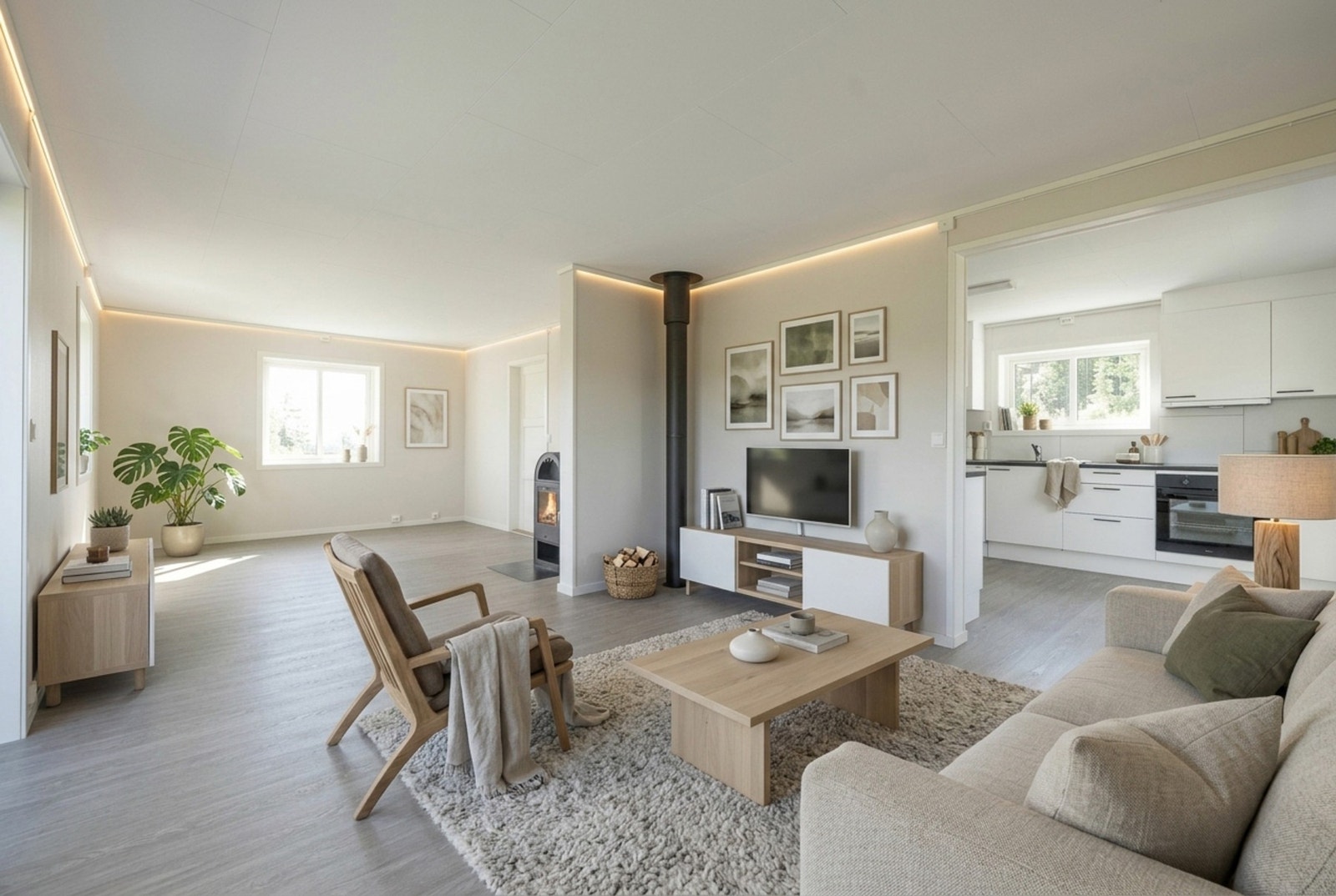 Lys og romslig stue med god plass til både sofagruppe og spisebord. Galleribilde
