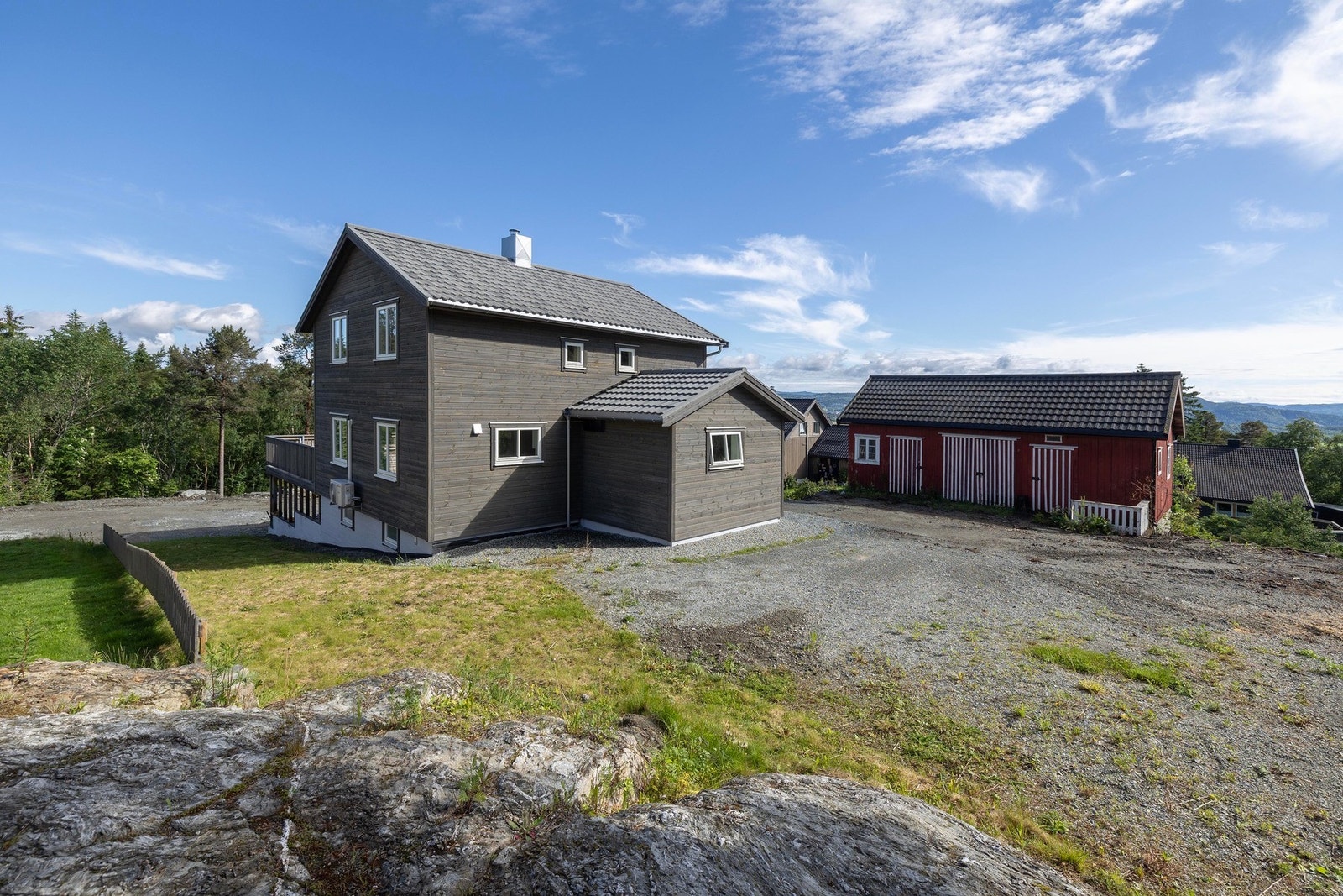 Stor terrasse, carport og opparbeidet tomt med naturskjønne omgivelser. Galleribilde