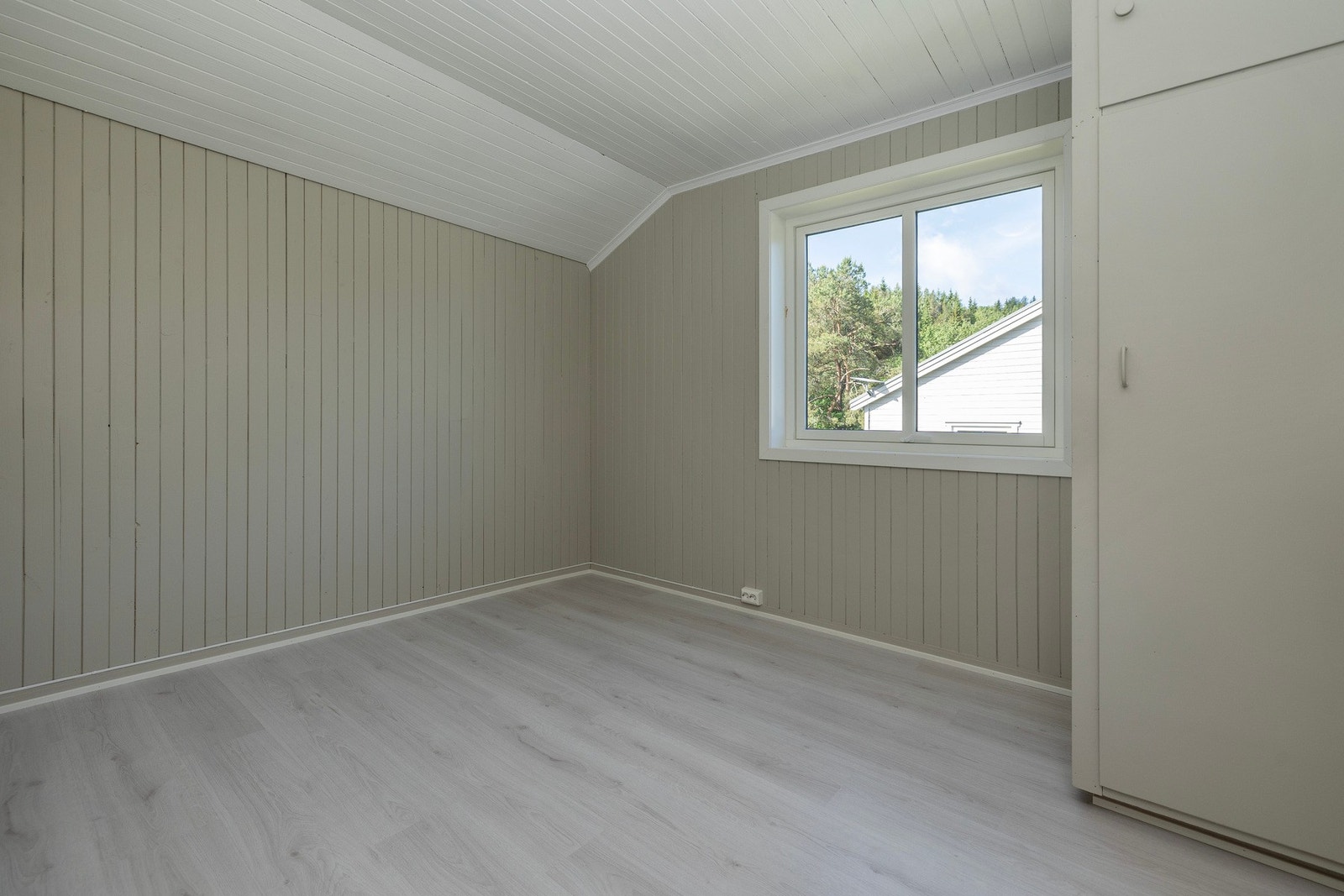 Soverom med behagelig atmosfære og utsikt mot grønne omgivelser. Galleribilde
