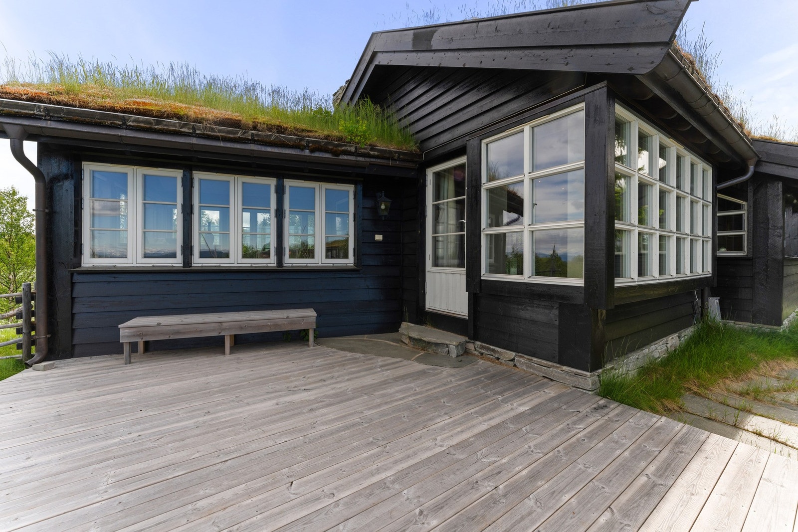 Rundt hytta er det opparbeidet flere hyggelige uteplasser som gjør det enkelt å finne en lun plass i solen gjennom hele dagen. Galleribilde