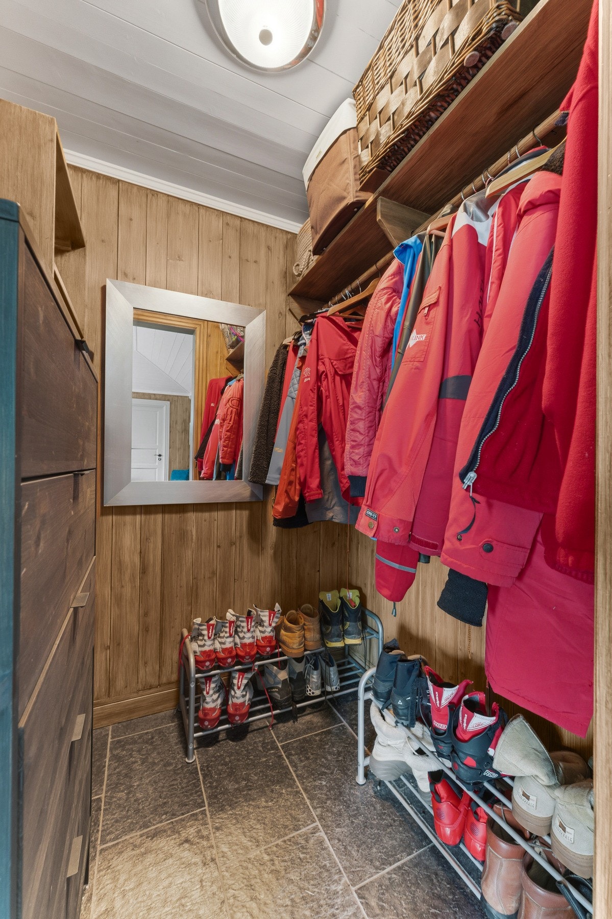I tilknytning til entréen ligger en praktisk garderobe med god plass til yttertøy, sko og turutstyr. Galleribilde
