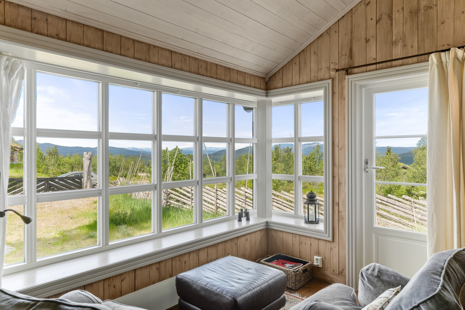 Herfra er det også utgang til en solrik terrasse. Galleribilde