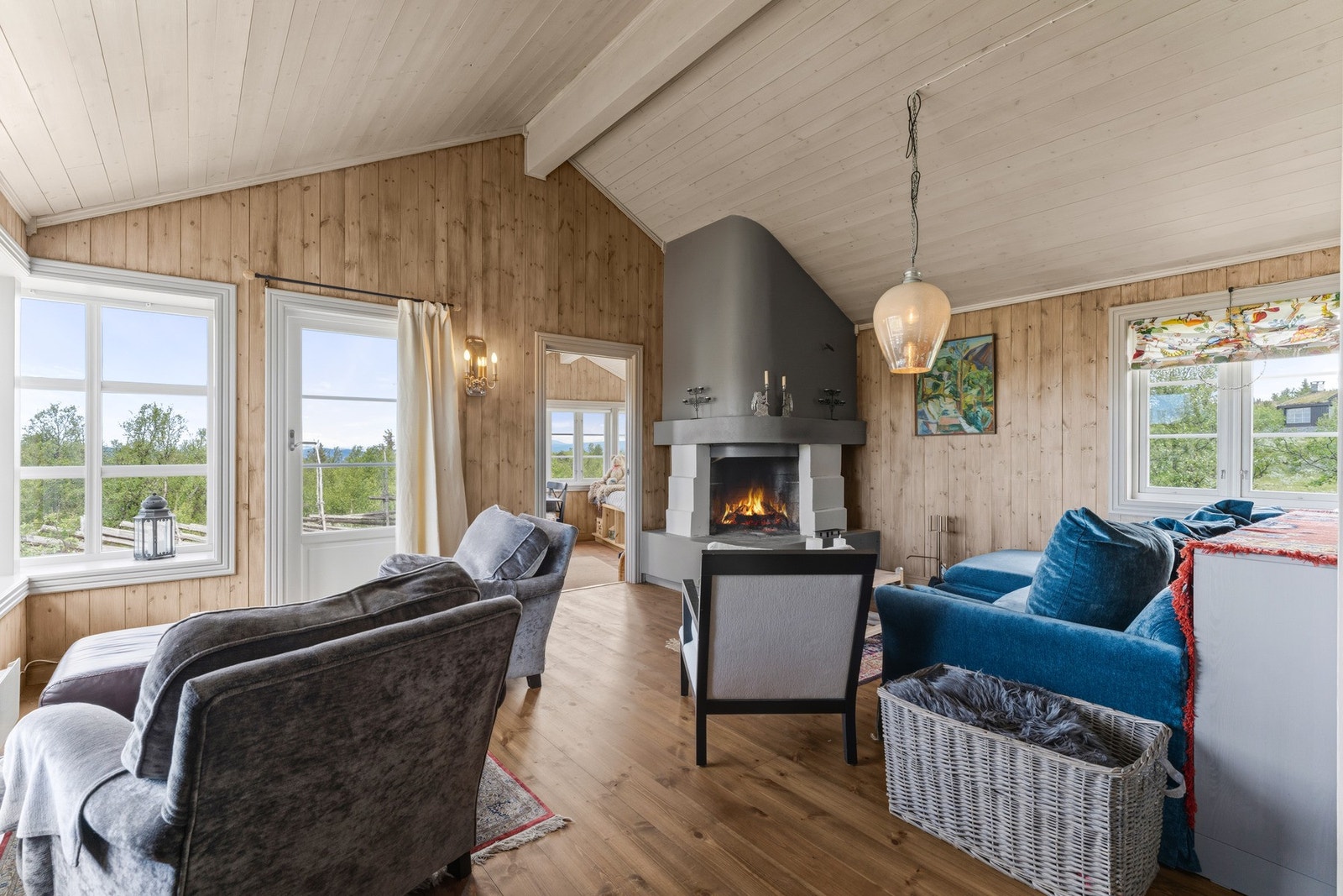 I stuen står en flott peis som danner et naturlig blikkfang og skaper både varme og stemning på kjølige dager. Galleribilde