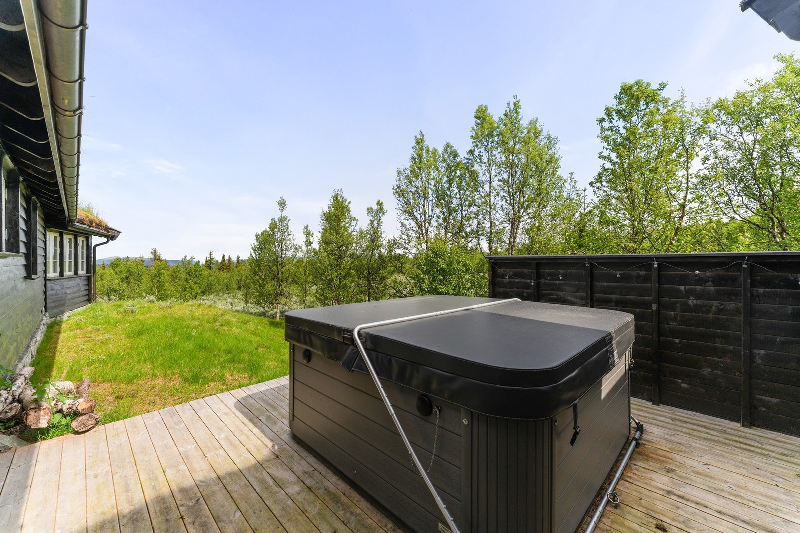 På den ene terrassen er det installert jacuzzi, hvor du kan nyte den vakre utsikten og stemningsfulle solnedganger etter en aktiv dag i fjellet. Galleribilde