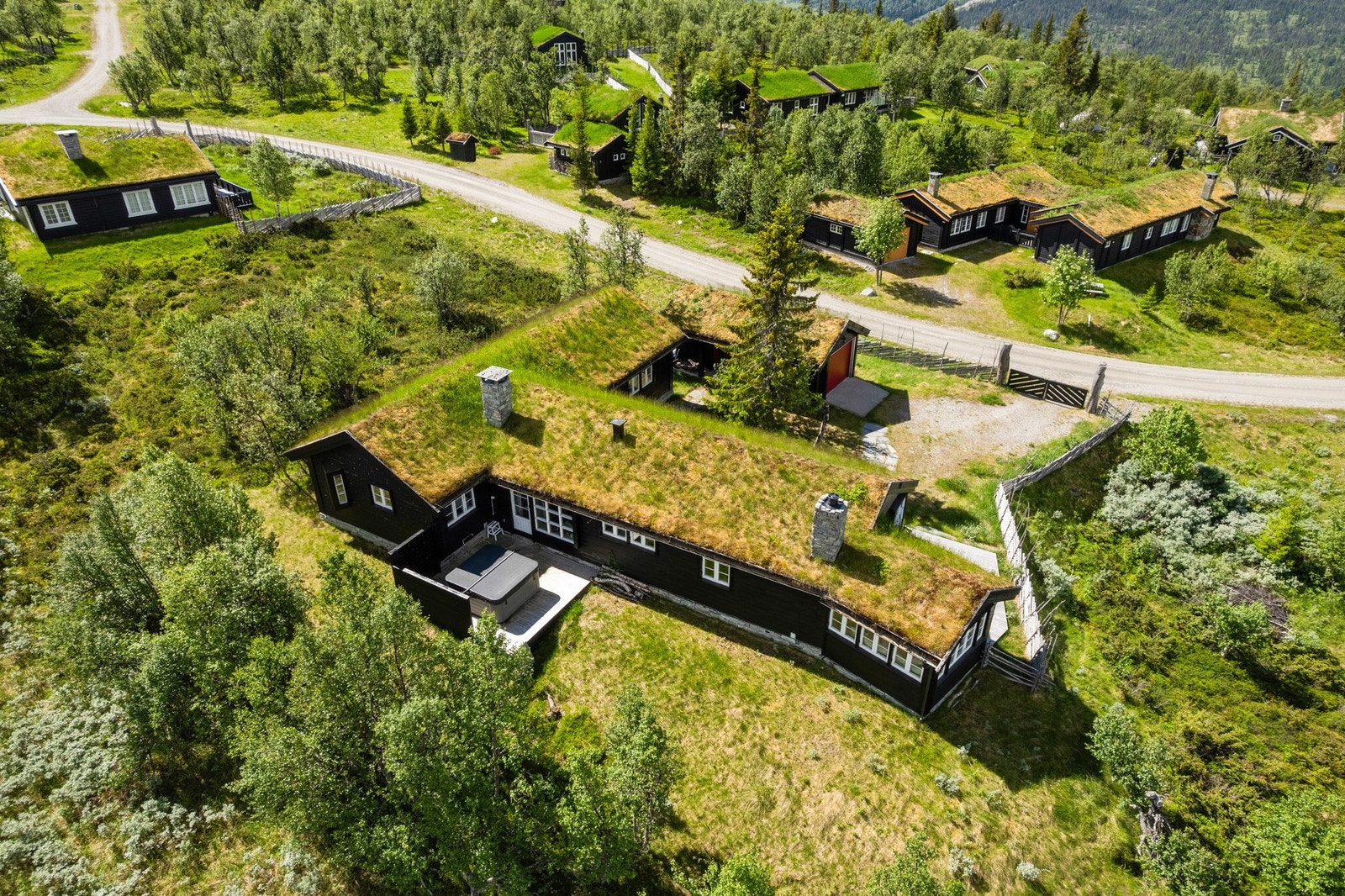 Hytta har en svært attraktiv beliggenhet høyt oppe i Gålålia - et veletablert og ettertraktet hytteområde med romslige tomter, god avstand mellom bebyggelsen og flotte utsiktsforhold. Galleribilde