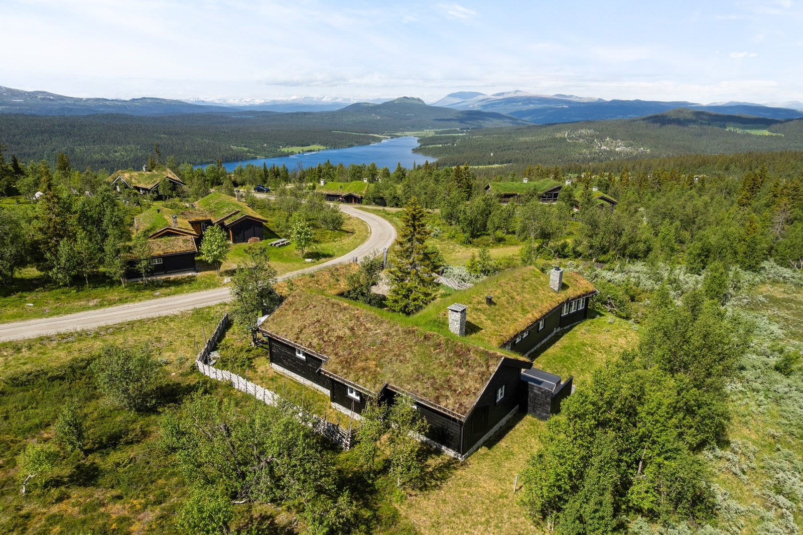 Hytta ligger høyt og fritt med flotte solforhold, vid utsikt mot Gålåvatnet og de omkringliggende fjellene. Galleribilde
