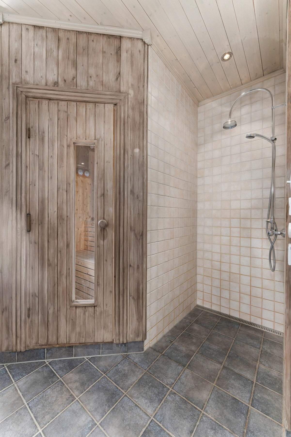 Fra badet er det direkte adkomst til en romslig badstue med plassbygde benker i tre, panel på vegger og himling samt badstuovn. Galleribilde