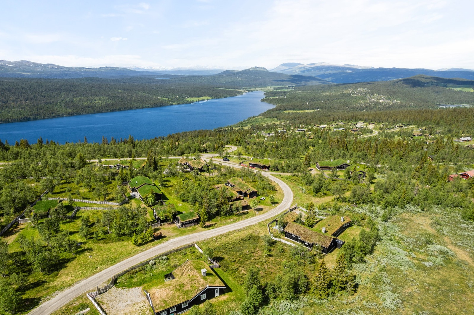 Fra hytta har du enkel tilgang til flotte tur- og sykkelstier i storslått fjellterreng, med utallige muligheter for naturopplevelser. I nærområdet finner du også gode fiskevann, Høyt & Lavt klatrepark, frisbeegolfbane, tennisbane og en asfaltert rulleskil Galleribilde