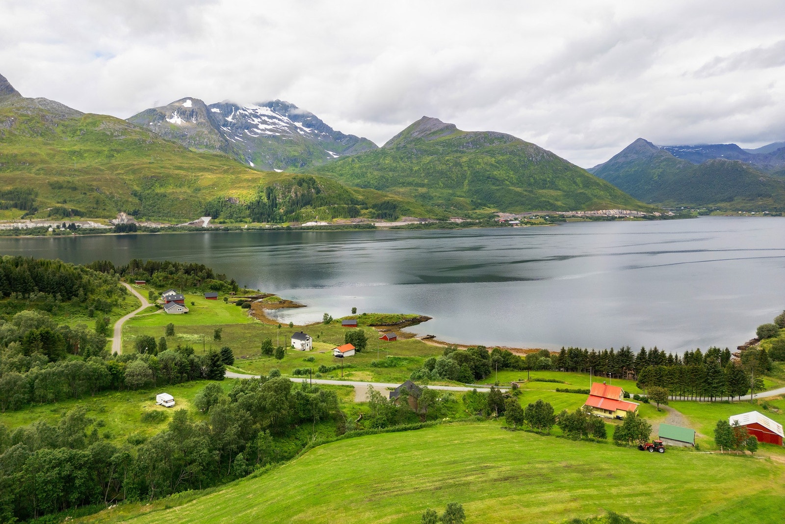 Eiendommen ligger idyllisk til i Gullesfjorden i Kvæfjord kommune i naturskjønne omgivelser med flott turterreng i umiddelbar nærhet. Galleribilde