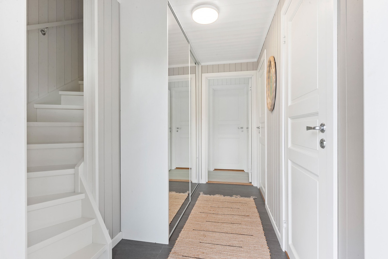 Lys gang med god plass til å henge fra seg i skyvegårdsgarderobe. Galleribilde
