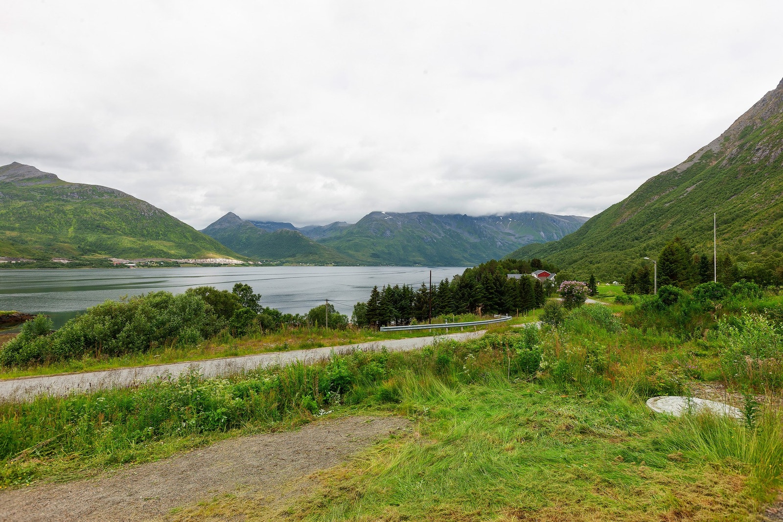 Fra eiendommen er det flott utsikt utover Gullesfjorden. Galleribilde
