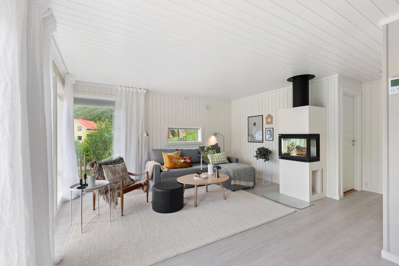 Moderne vedovn i stue som skaper en lun atmosfære på kalde høst og vinter dager. Galleribilde