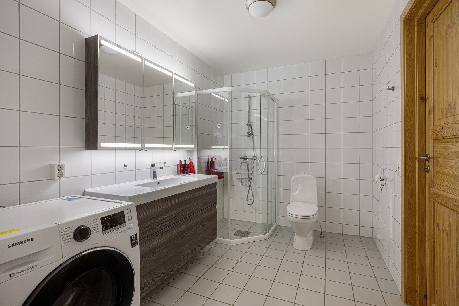 Videre har badet gulvstående toalett, dusjhjørne og opplegg for vaskemaskin. Galleribilde