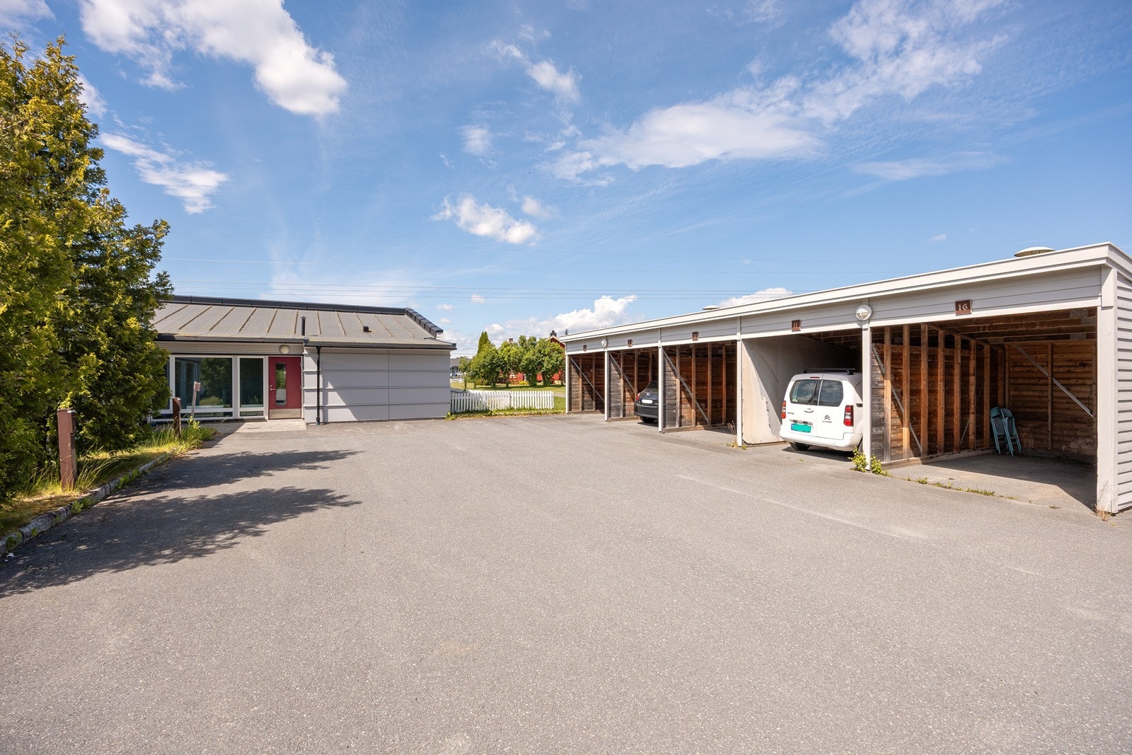 Det medfølger parkering i carport og på felles utendørs parkeringsplass/gjesteparkering. Galleribilde