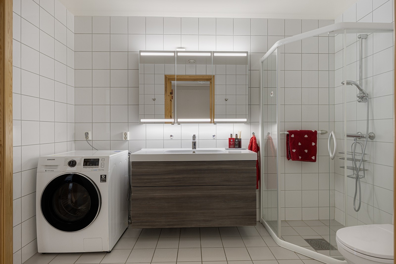 Badet er helfliset og har lun varme i gulvet. Galleribilde