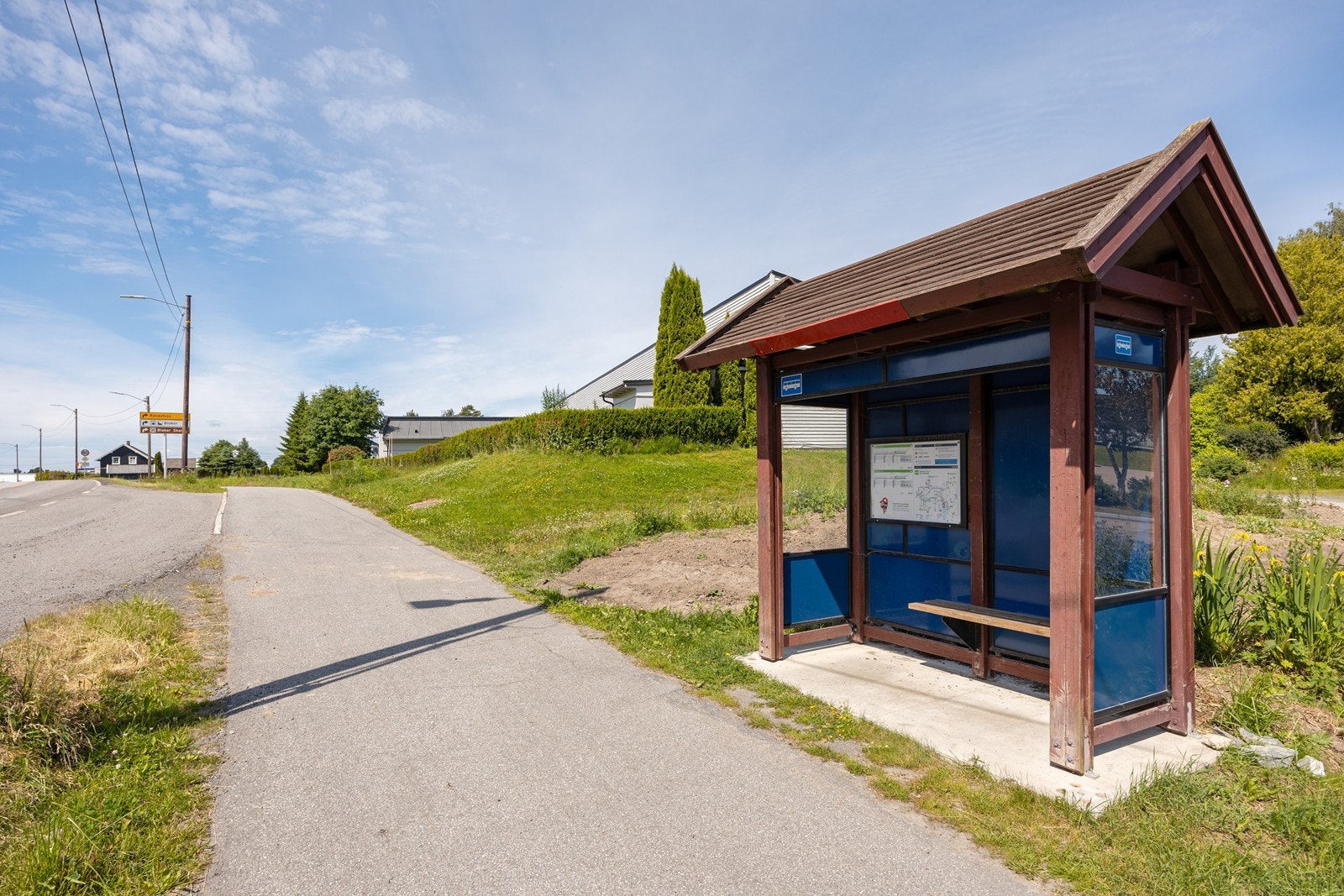 Kun et lite steinkast unne ligger nærmeste bussholdeplass. Galleribilde