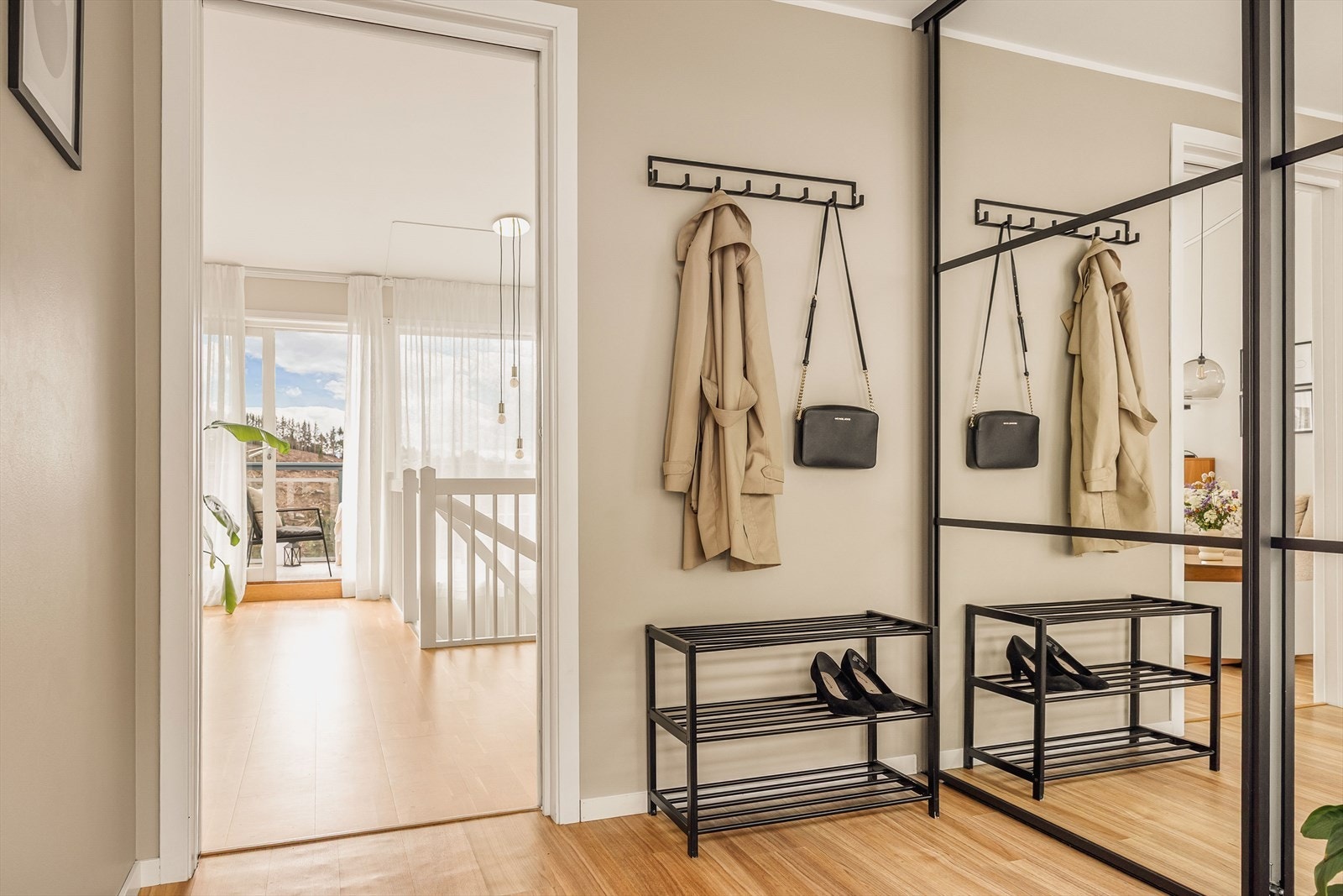 - Velkommen inn i en innbydende entré på 5 m² med innebygd skyvedørsgarderobe - Galleribilde