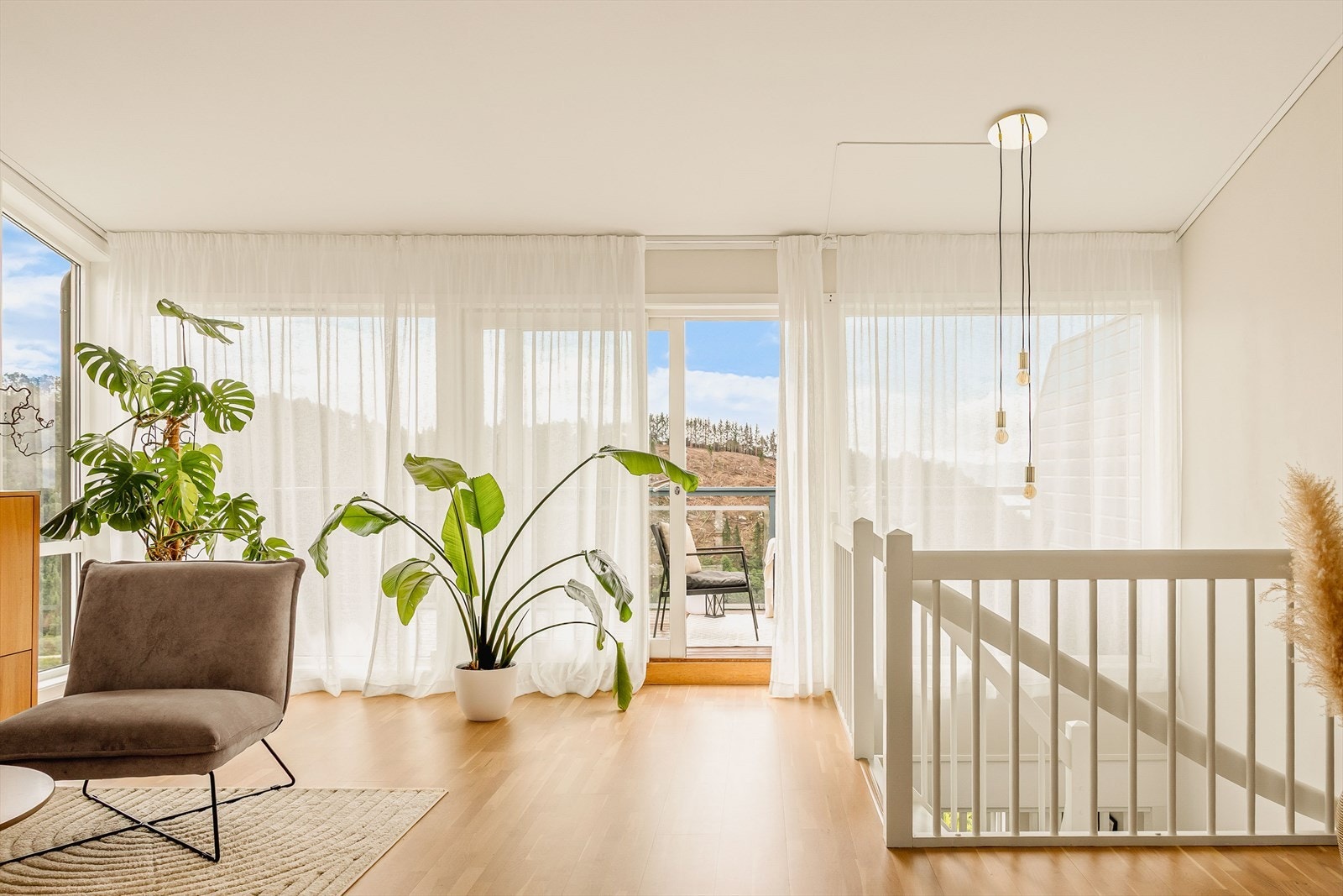 - Stor og romslig stue som måler 26 m² med god takhøyde - Galleribilde
