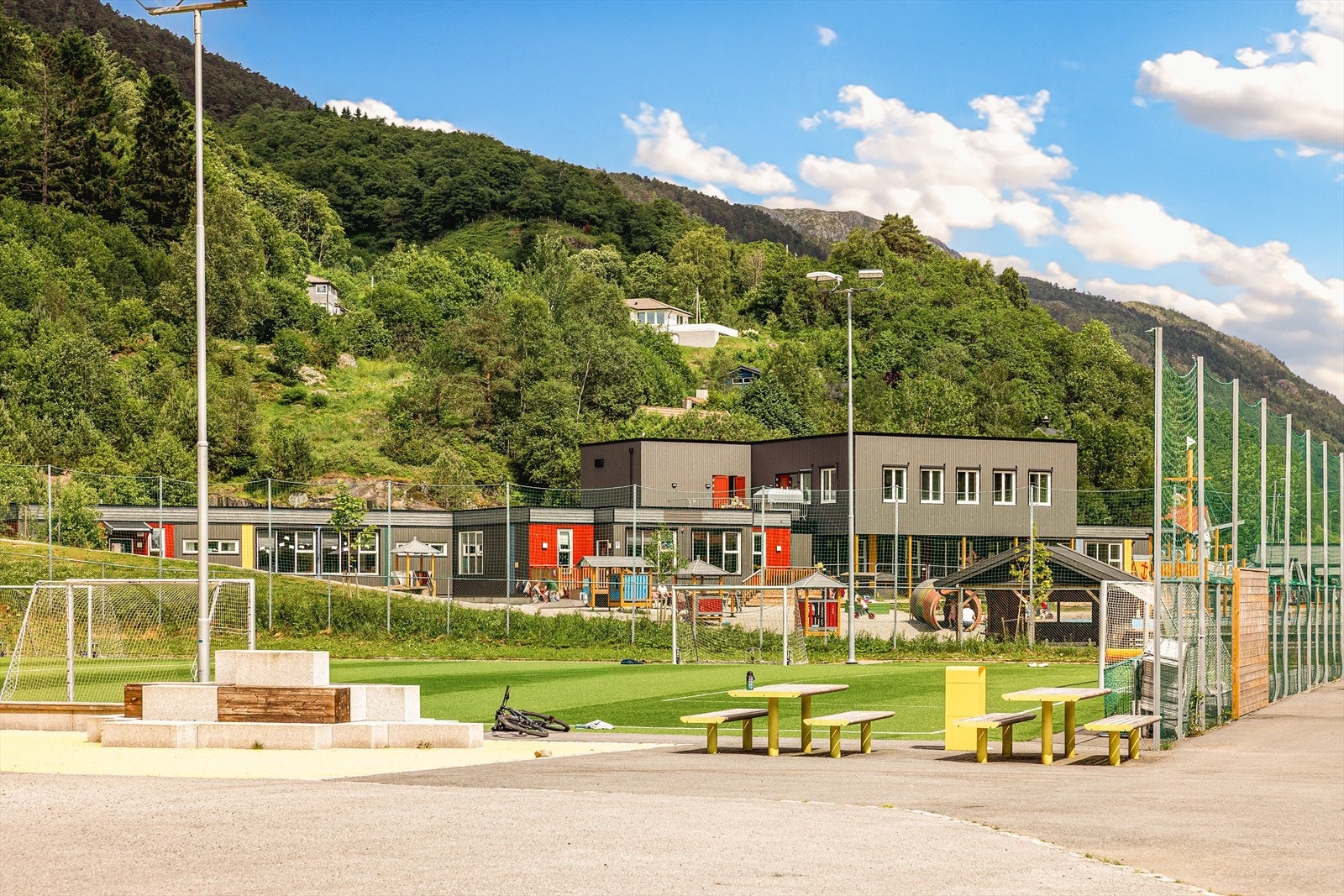 - Skolen byr på blant annet fotballbane, klatrestativ, basketballbane og lekeplasser som også fungerer som aktivitetstilbud til barna i helgene - Galleribilde
