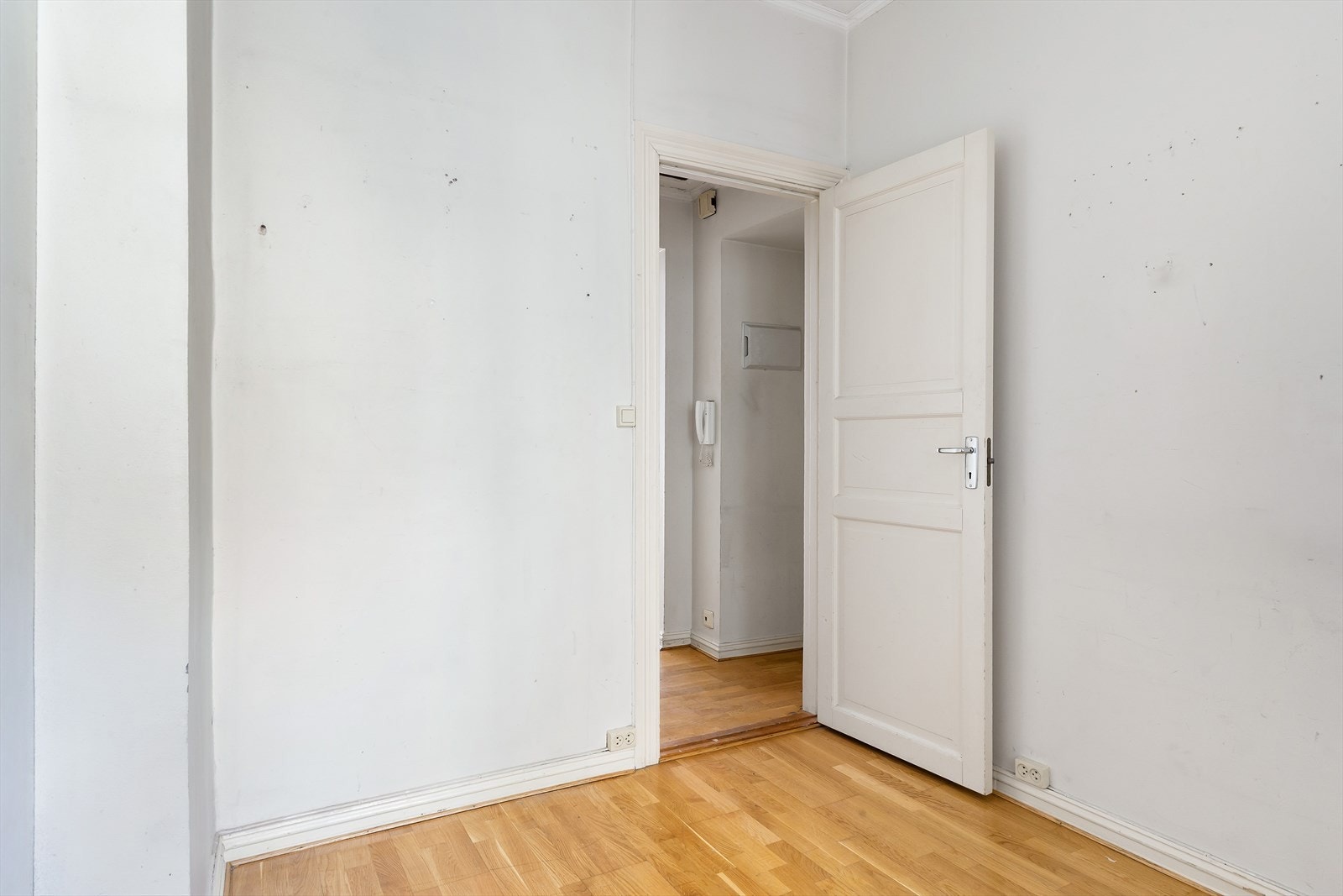 Rommet et vendt inn mot bakgård. Galleribilde