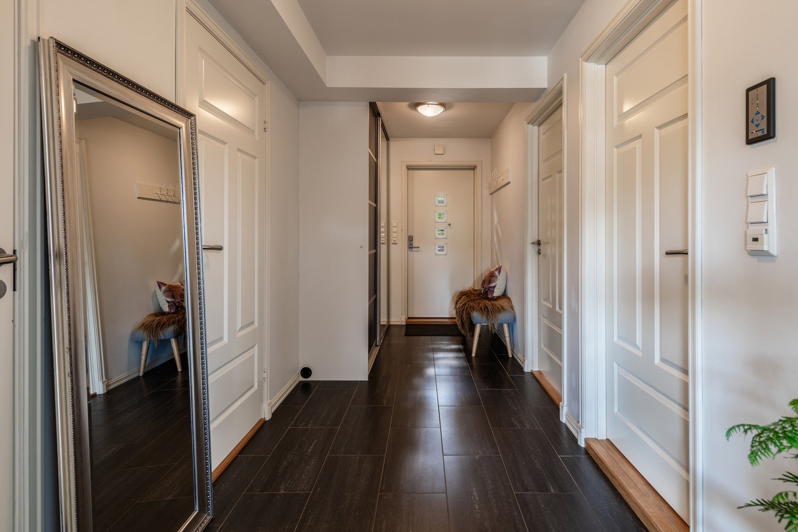 Romslig gang/entré Galleribilde