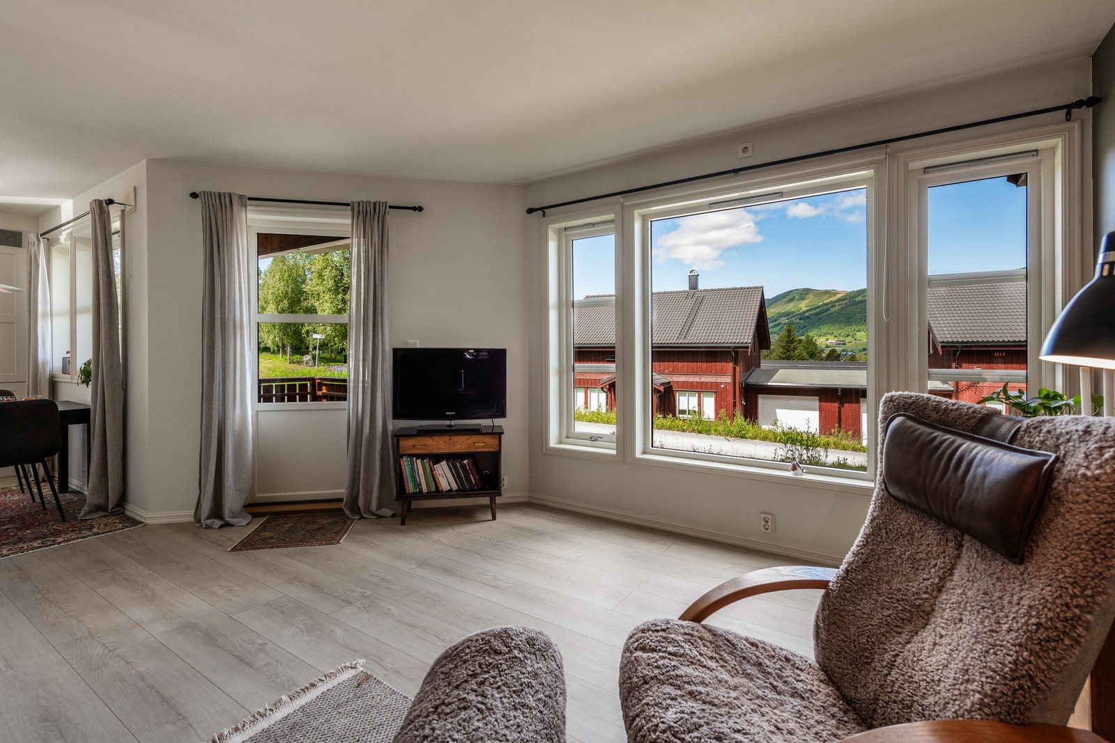 Store vindusflater gir godt med naturlig lysinnslipp Galleribilde