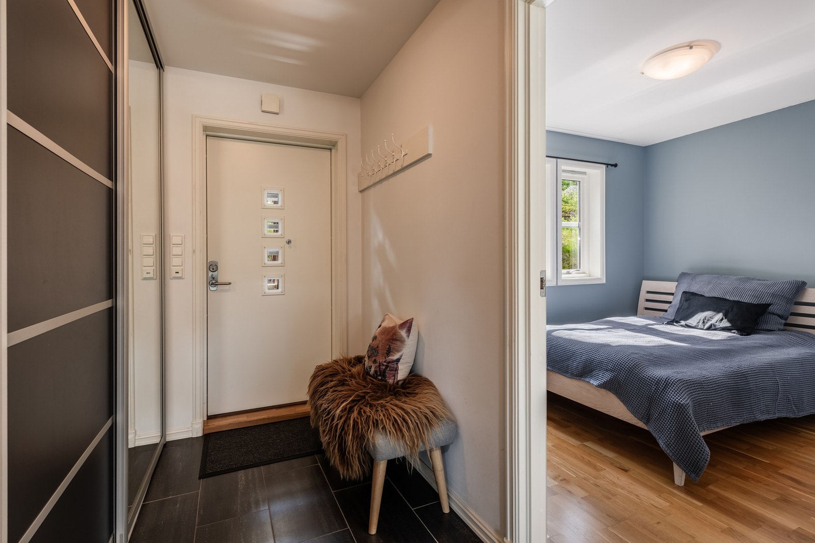 Fra entréen kommer man til leilighetens andre soverom Galleribilde