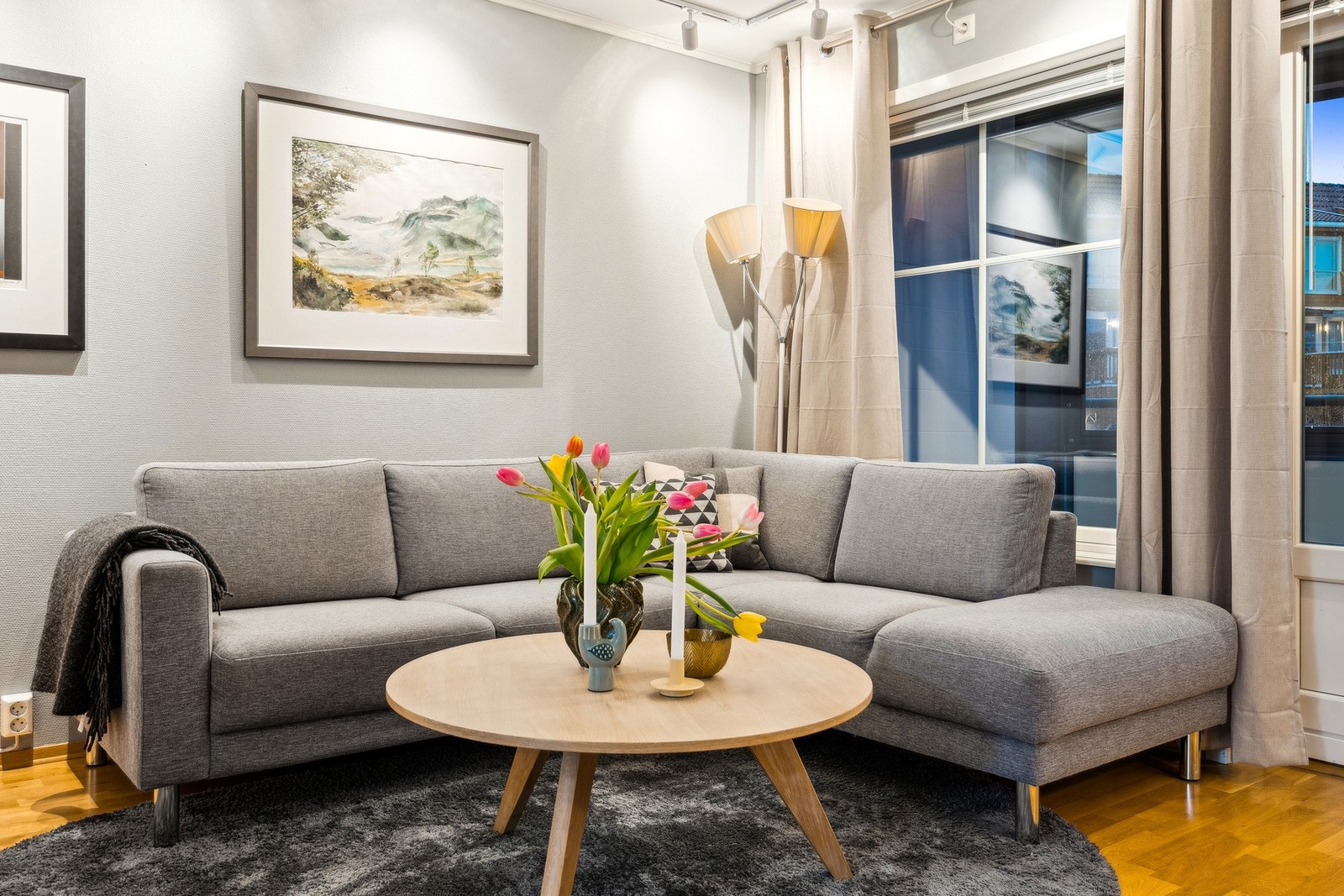 Stuen har malte trevinduer med 2-lags glass. Galleribilde