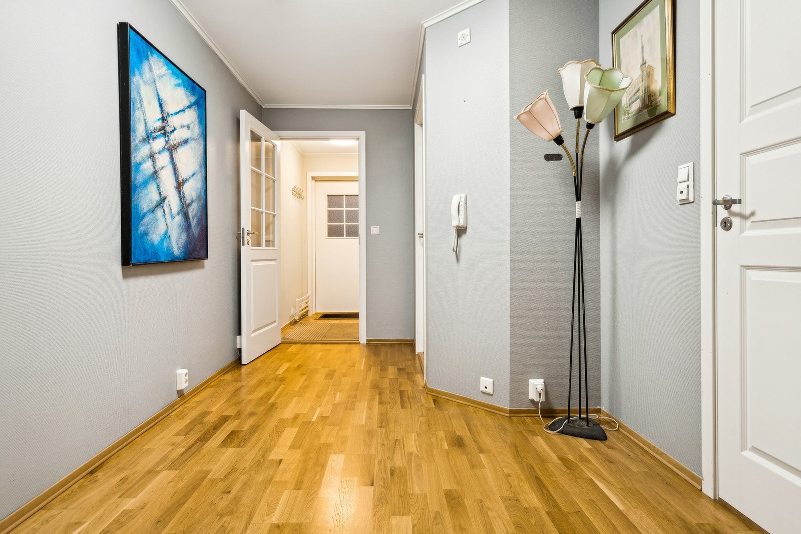 Innvendig har boligen malte fyllingsdører. Galleribilde