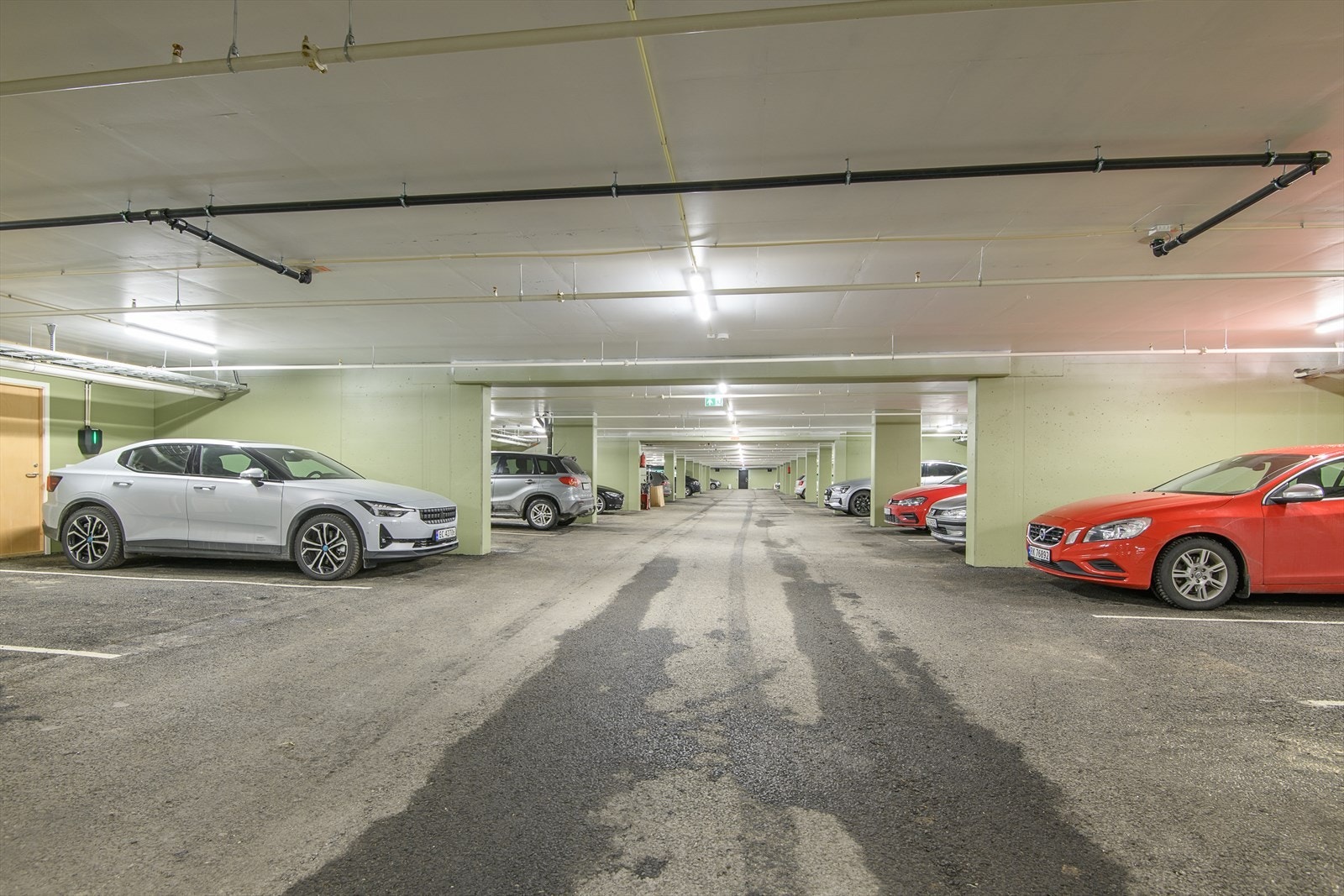 Felles garasjeanlegg med asfaltert dekke og elektrisk port. Galleribilde