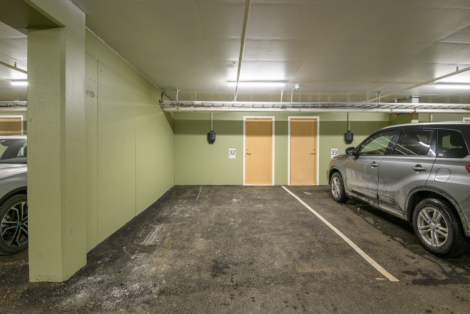 Fast garasjeplass med låsbar bod og mulighet til å koble opp el-billader. Galleribilde