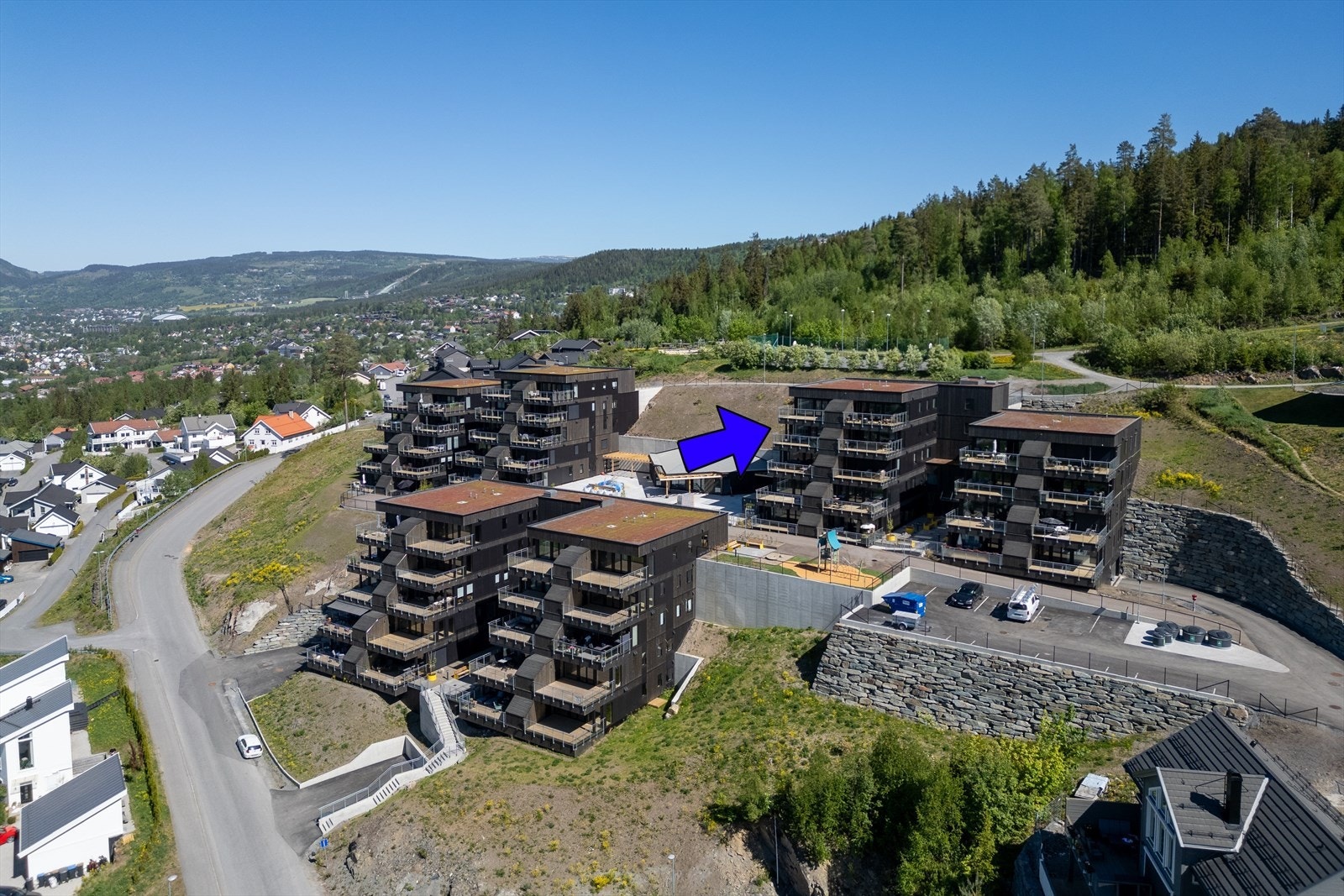 I nærområdet finnes det bl.a barnehager, skoler, dagligvarebutikk, apotek og bensinstasjon i gangavstand fra Sæterhagen.jpg Galleribilde