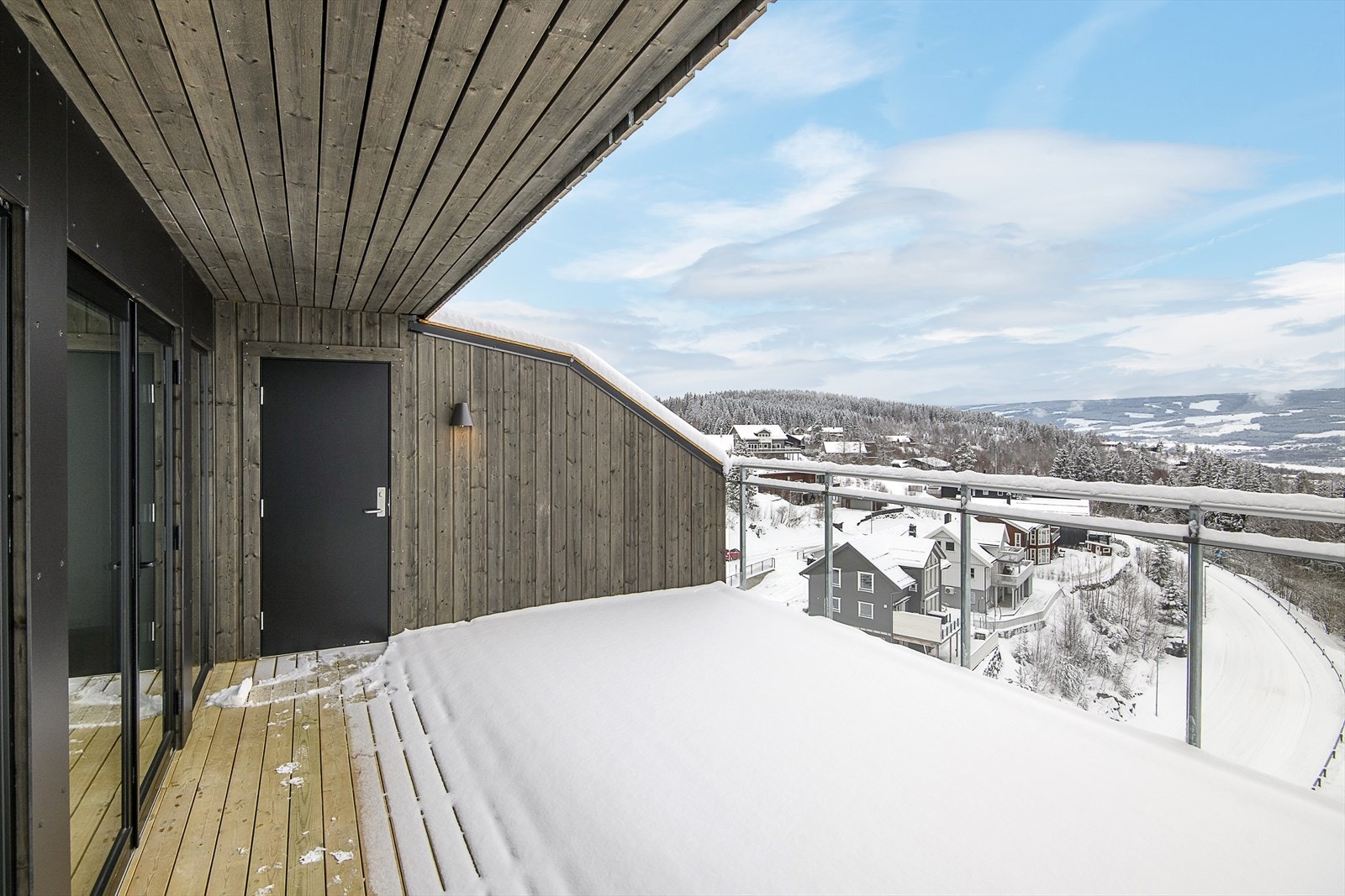 Terrassen har god solgang og egen bod med inngang fra terrassen. Galleribilde