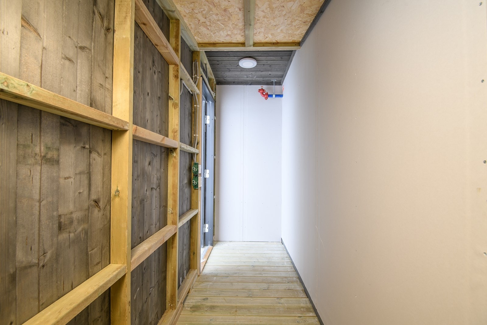Egen låsbar bod i forbindelse med p-plassen i garasjen. Galleribilde
