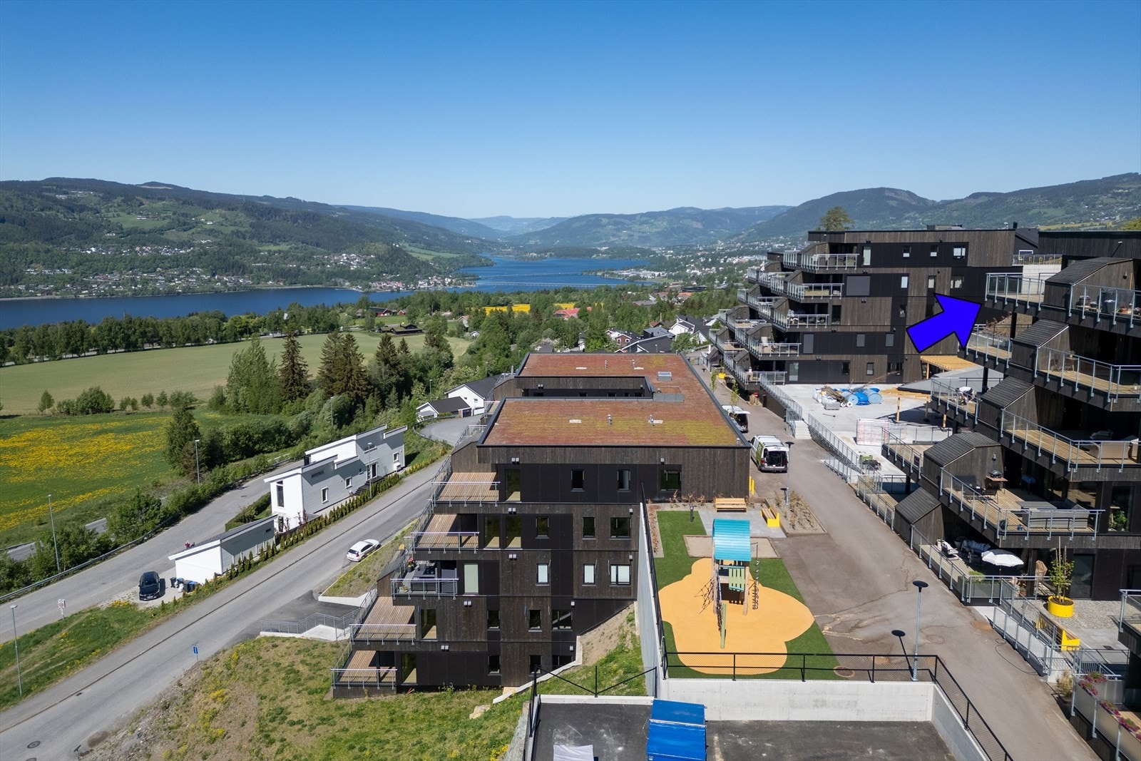 På fellesarealene er det lekeplass for de minste, to gjesteleilighet for de besøkende og felles treningsrom for beboerne. Galleribilde