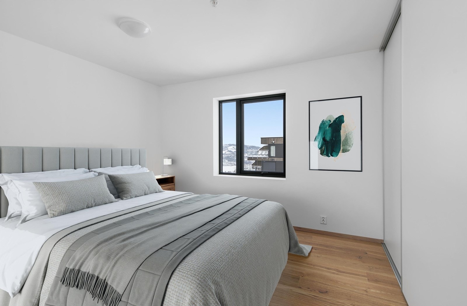 Hovedsoverom med skyvedørsgarderobe Galleribilde