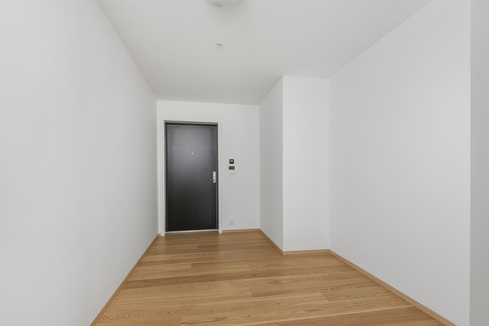 Romslig hall med god plass til garderobe. Galleribilde