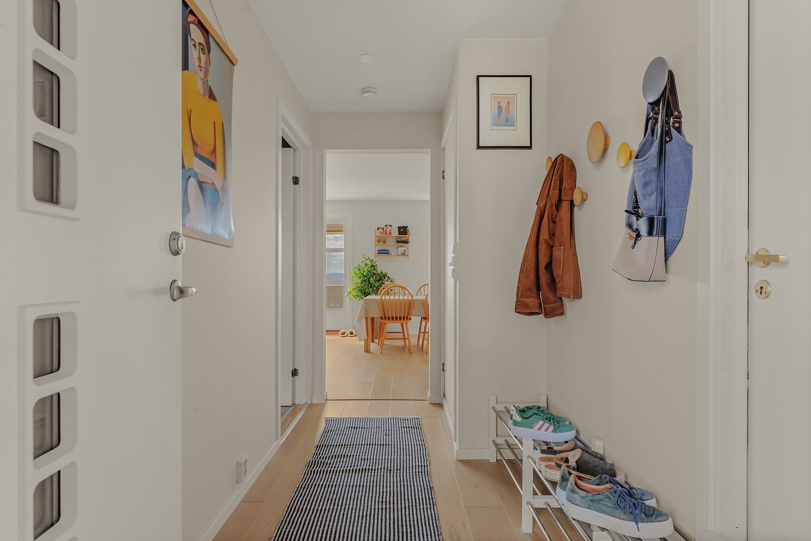 Innbydende entré med muligheter for henging av yttertøy, knagger, skoskap og lignende. Parkettgulv fra 2017 er gjennomgående i leiligheten. Galleribilde
