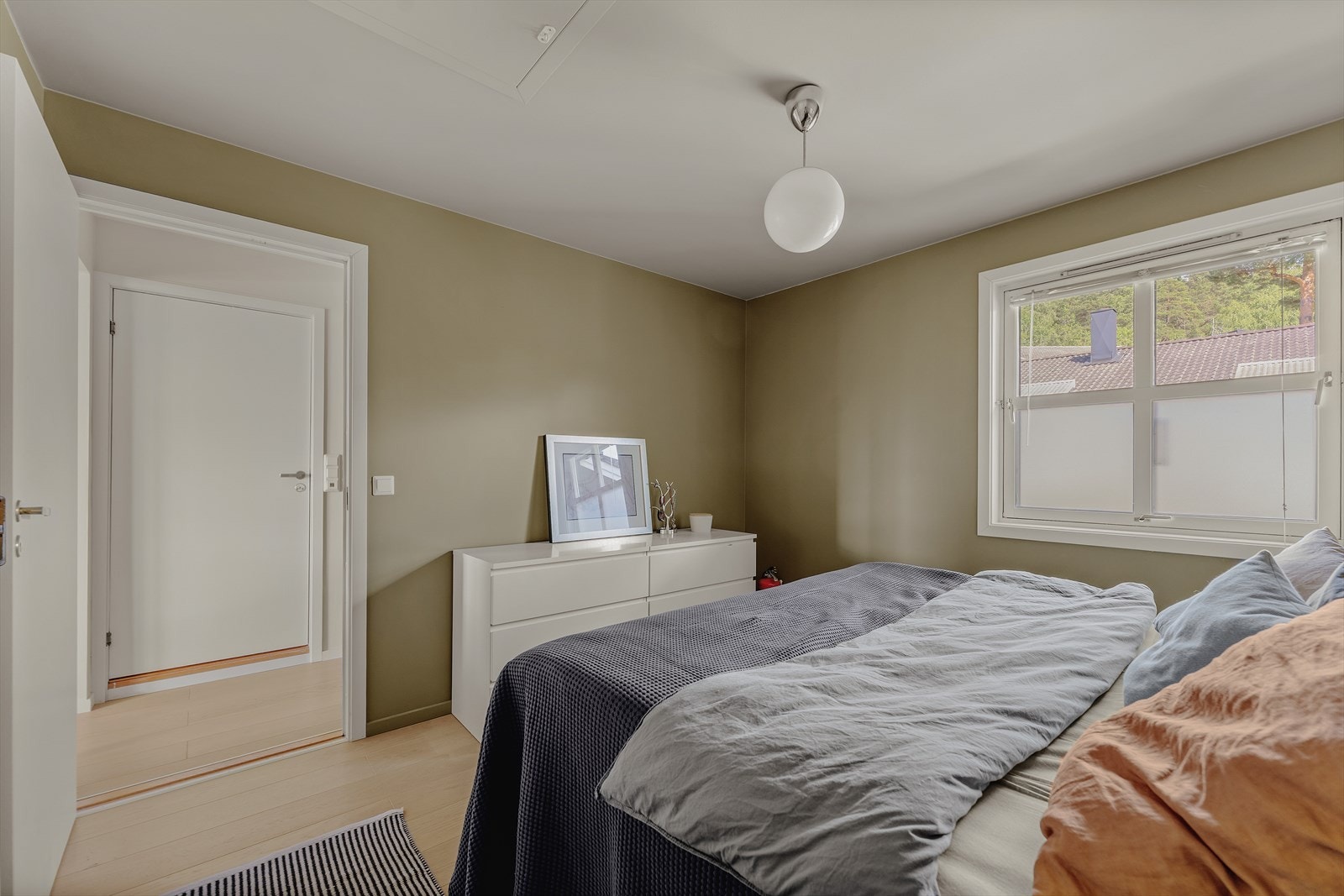 Soverommet har gode oppbevaringsmuligheter med plass til både garderobeskap og kommode. Galleribilde