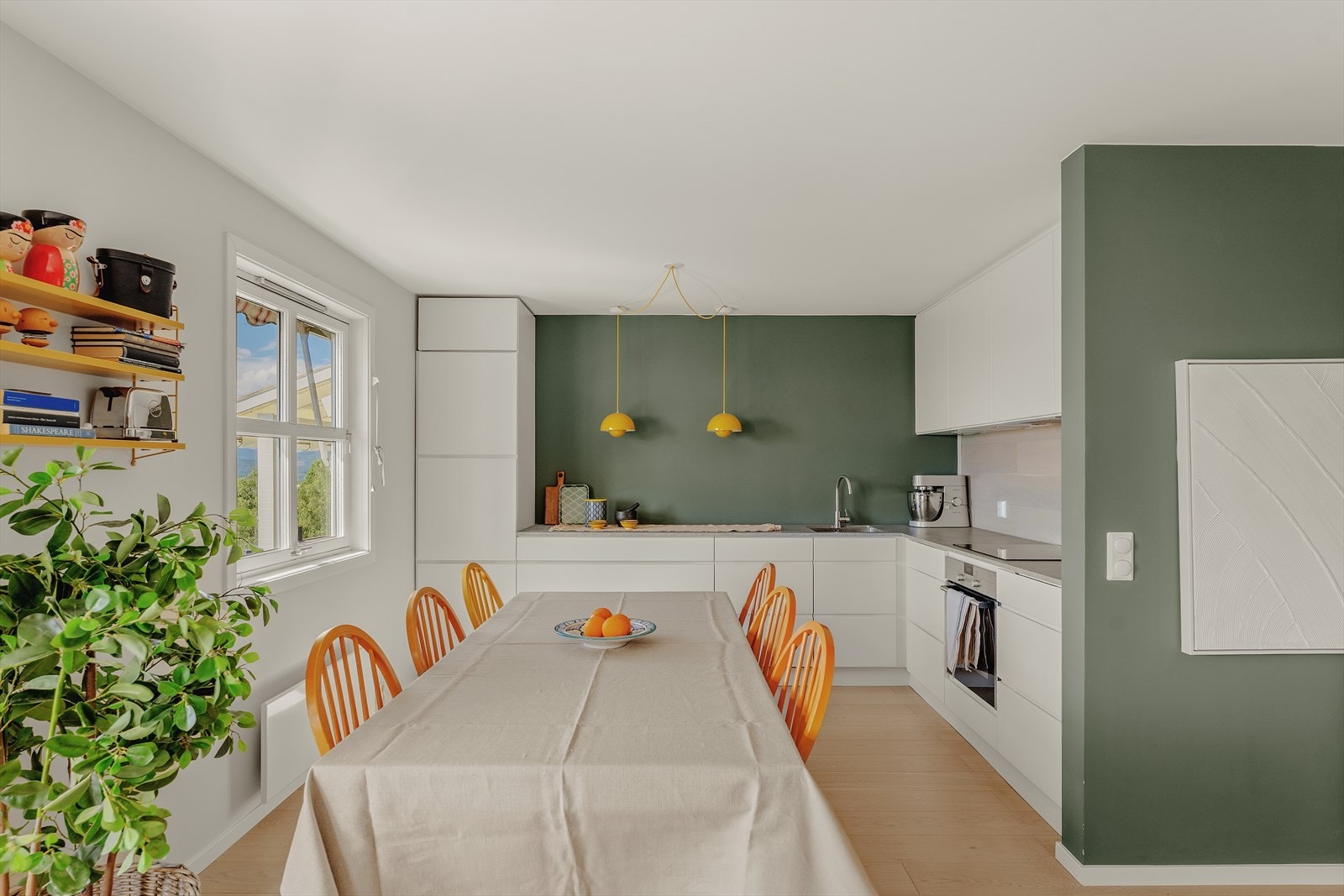 Tidløst Kvik-kjøkken fra 2017 med gode arbeidsflater og godt med skapplass. Innredet med over- og underskap med slette fronter og laminat benkeplate med nedfelt oppvaskkum og ettgreps blandebatteri. Galleribilde