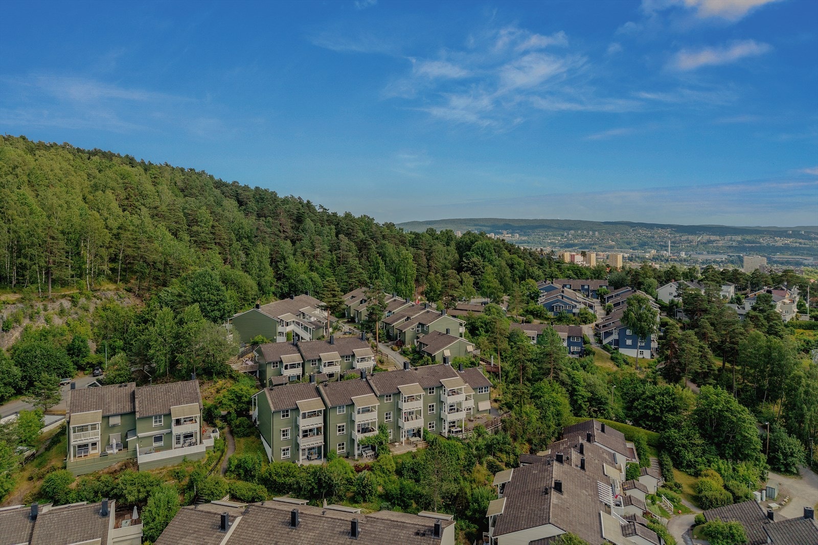 Meget attraktiv og solrik beliggenhet på Grefsen. Akebakkeskogen borettslag ligger ved foten av Grefsenkollen og er spesielt kjent for sin barnevennlighet omringet med lekeplasser, fotballbaner, skøytebaner og akebakker. Galleribilde