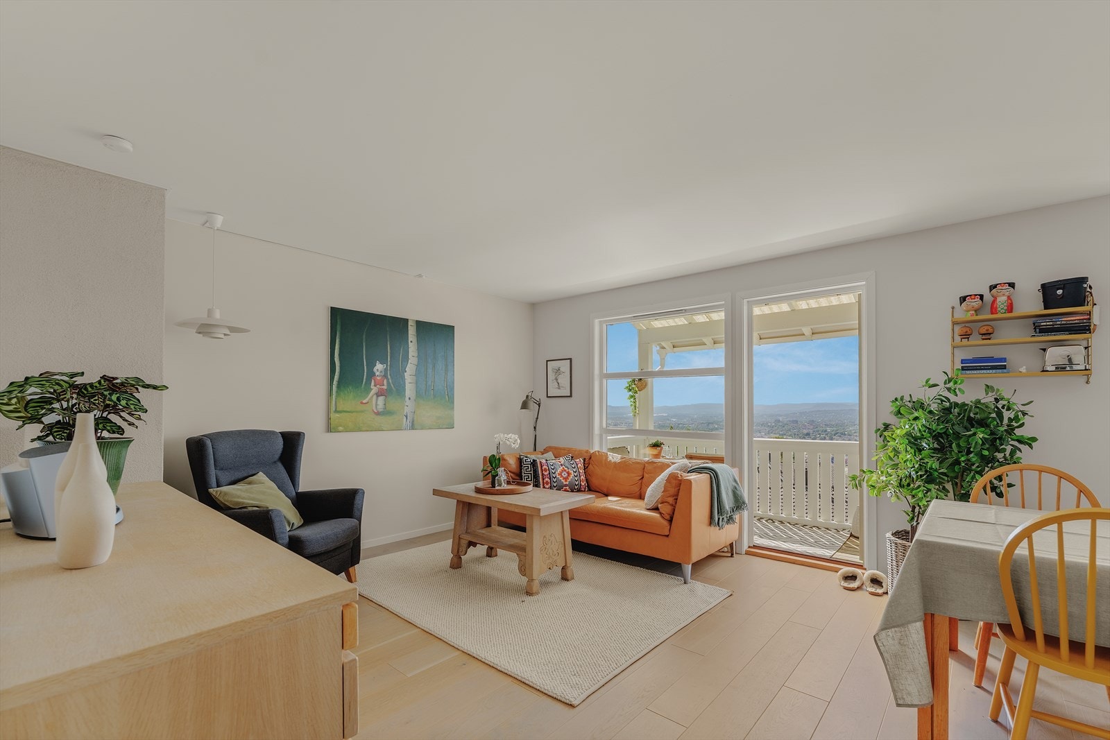 Stuen er lett innredelig med sofa/tv-seksjon samt stort spisebord. Leiligheten har pipeløp, og det kan etableres vedovn eller peisovn i stuen. Galleribilde